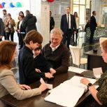 За суверенитет и независимость России: губернаторы регионов голосуют на выборах в Госдуму