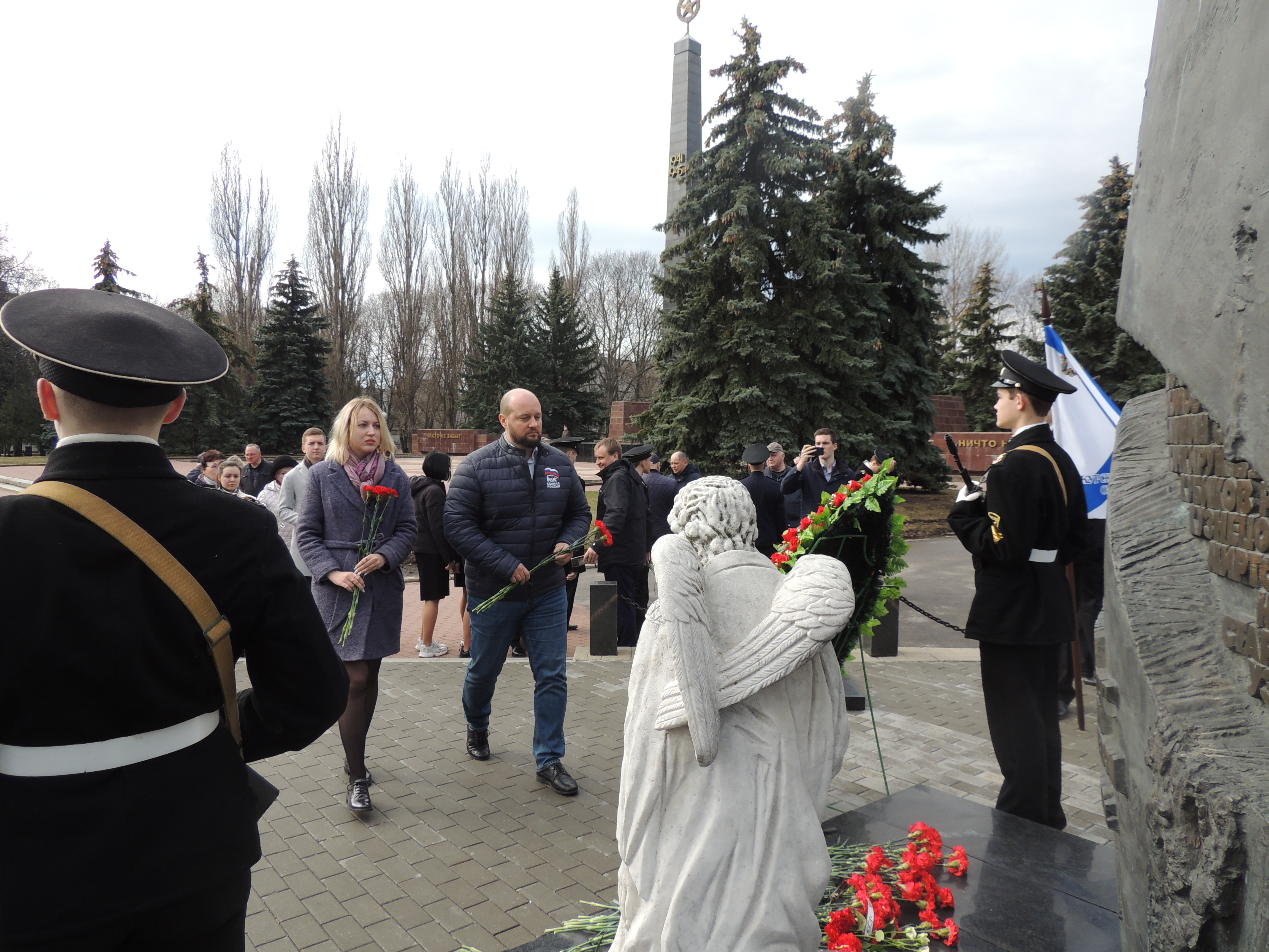 Хоронить курск. День памяти подводников. Торжественные похороны военных.