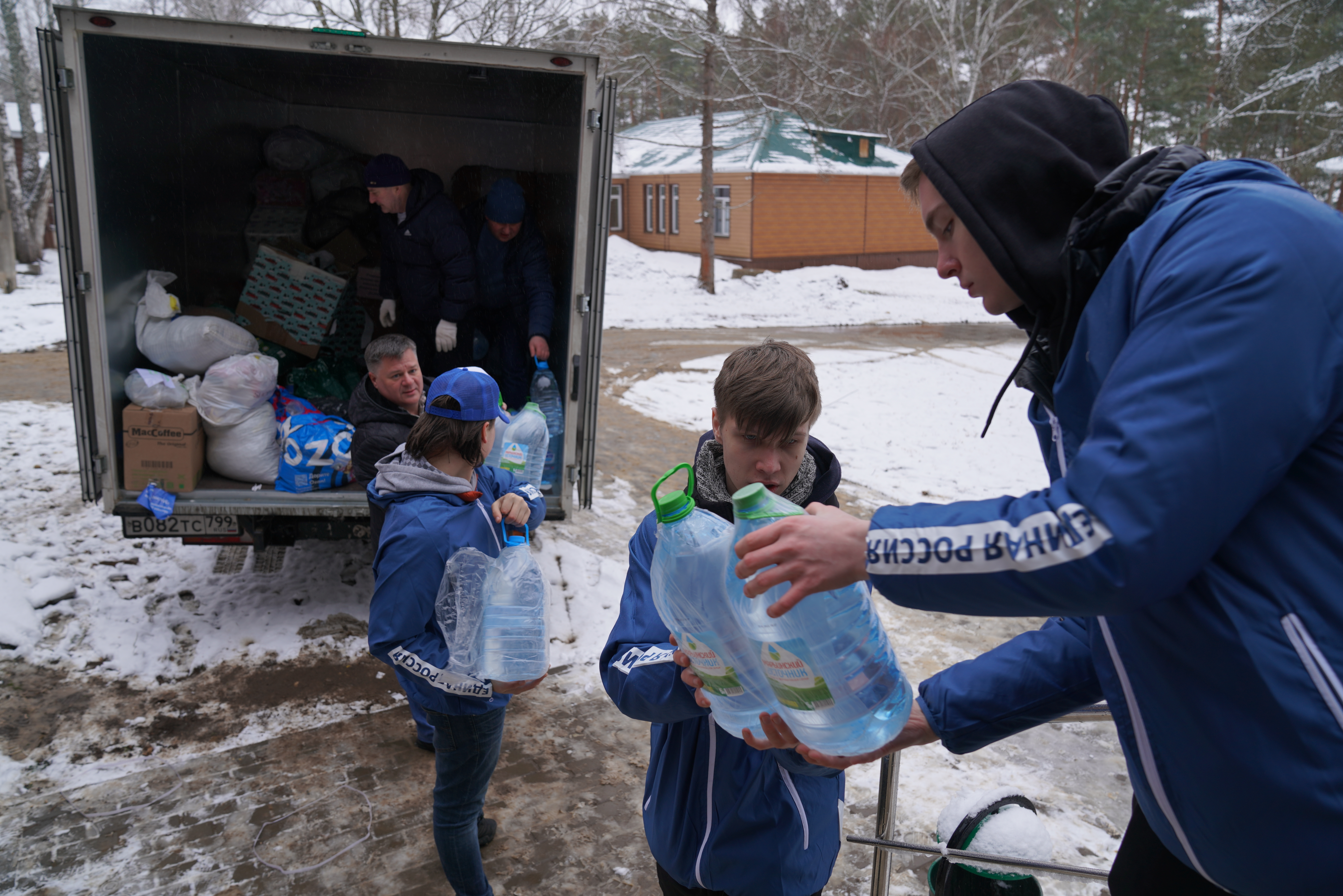 Волонтеры беженцы. Дети волонтеры. Российские волонтеры помогают беженцам. Гуманитарная помощь детям Донбасса. Волонтерство в Коломне.