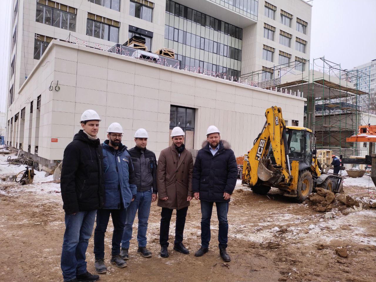 Александр Мажуга проверил ход работ на завершающем этапе строительства новой поликлиники в районе Строгино