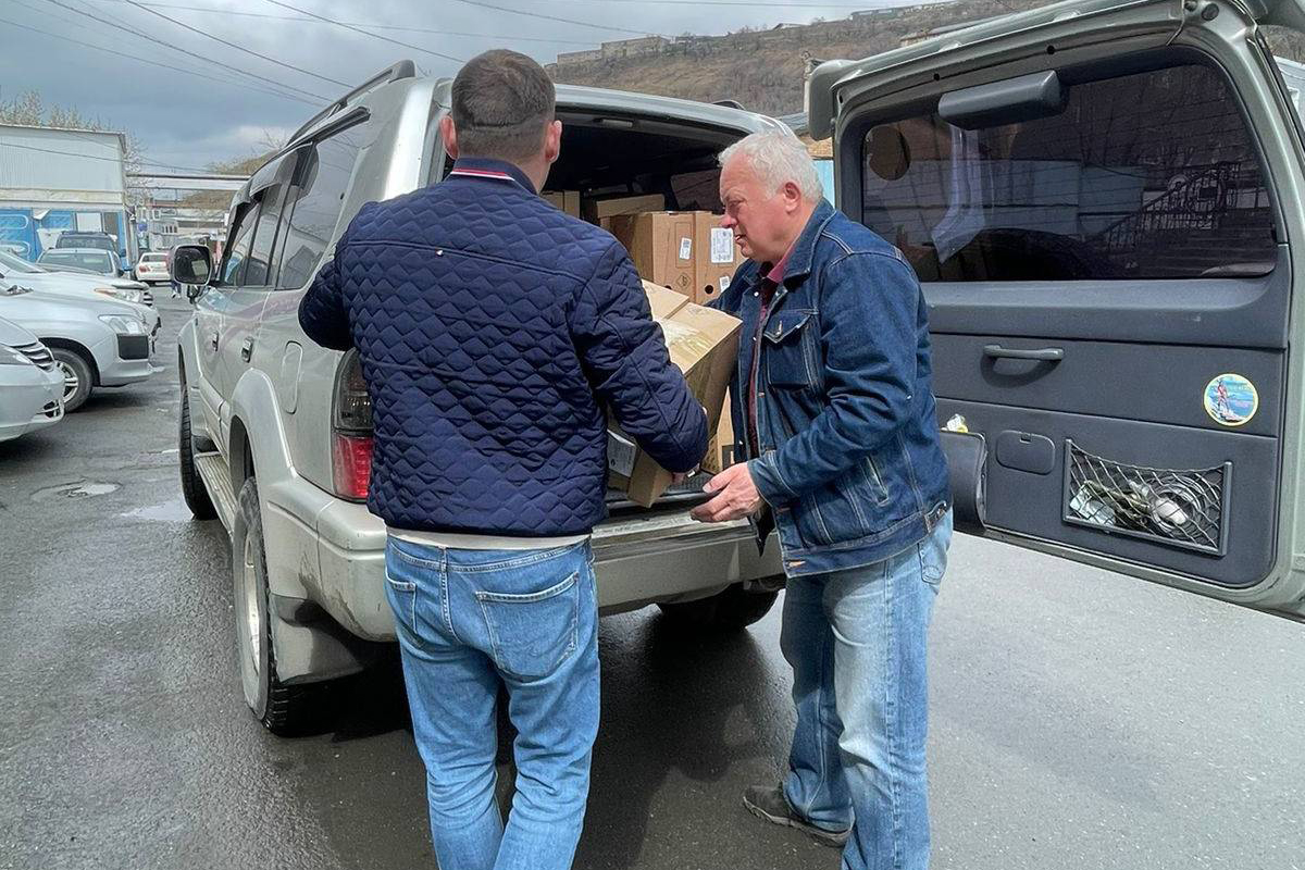 Автомобили, оборудование, снаряжение и письма из дома: «Единая Россия»  доставляет грузы за «ленточку»