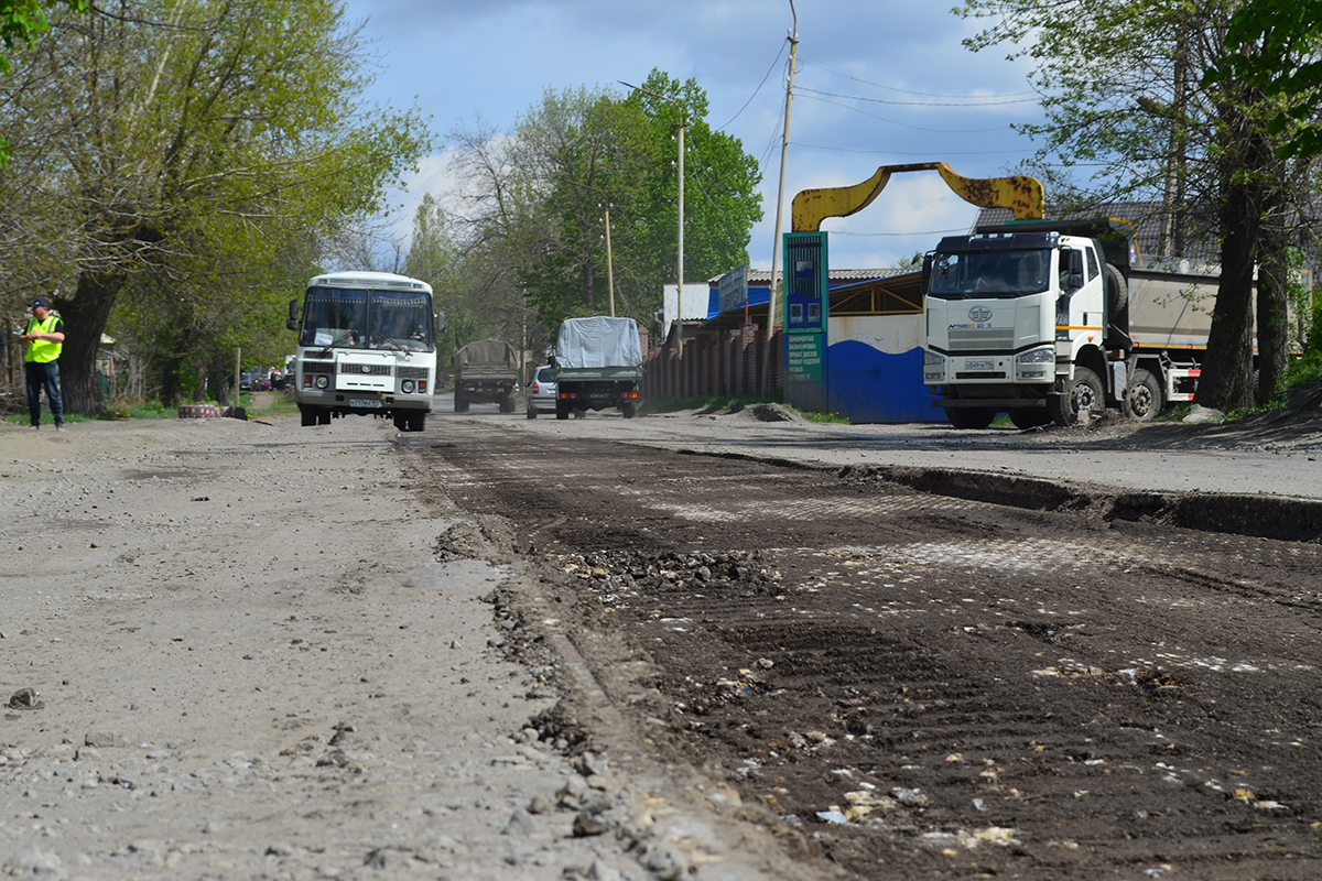 По народной программе «Единой России» в Красном Луче продолжается ремонт  дорог