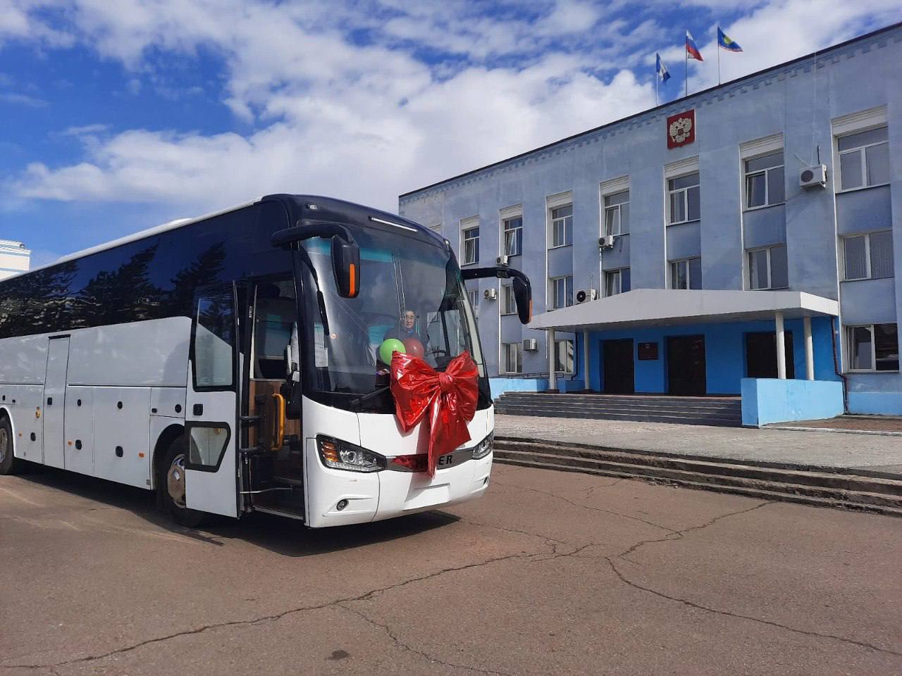 Ключи от нового автобуса вручили коллективу ансамбля «Степные напевы» в  посёлке Усть-Ордынский