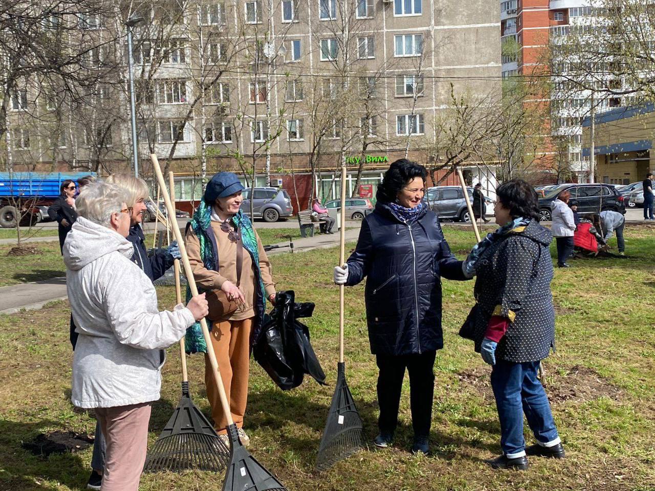 Субботники по благоустройству территории прошли в Западном округе столицы