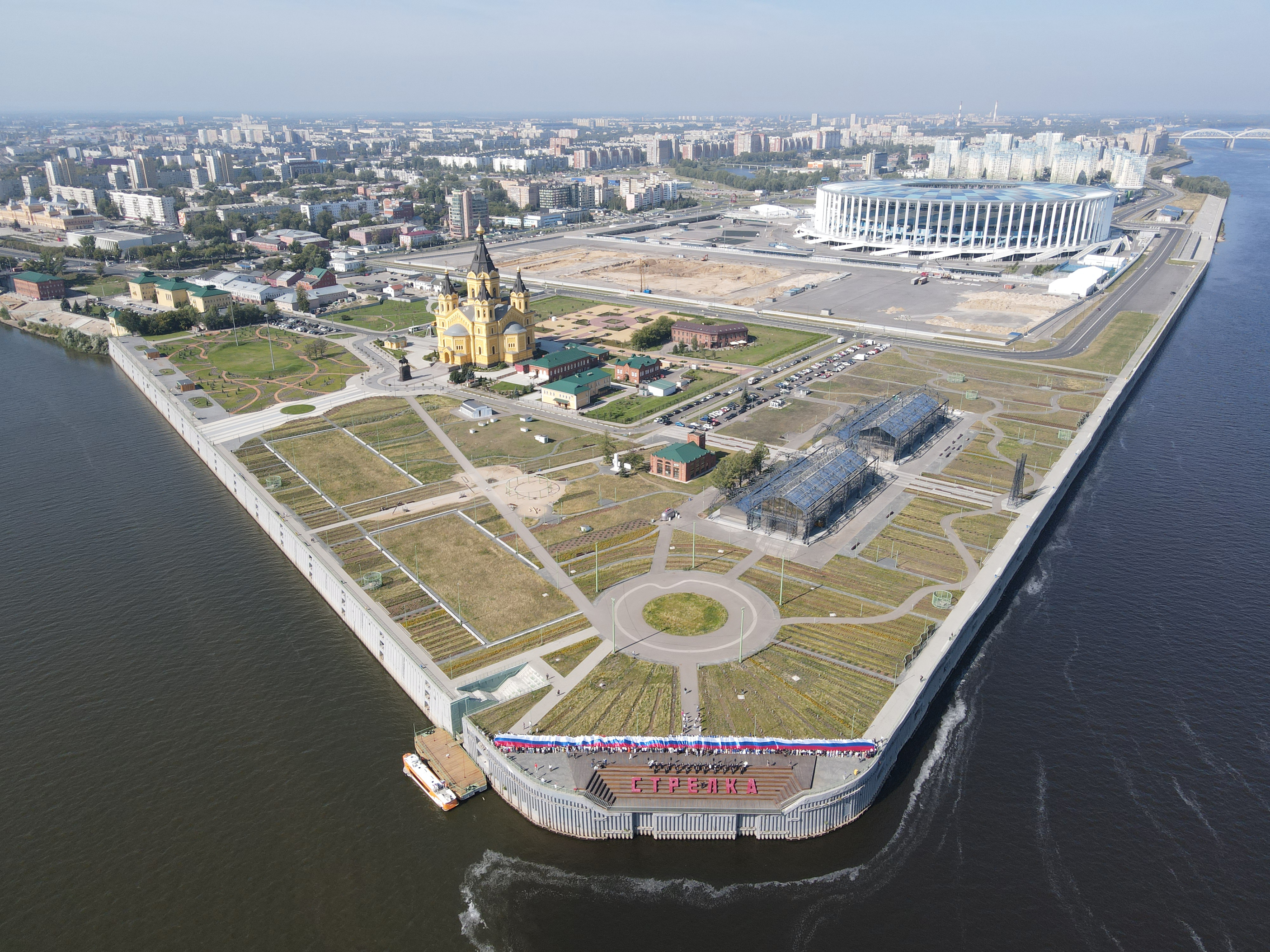 Символ нижнего новгорода 2022. Парк стрелка Нижний Новгород. Стрелка Нижний Новгород 2022. Стрелка Оки и Волги в Нижнем Новгороде. Ледовый дворец Нижний Новгород на стрелке.