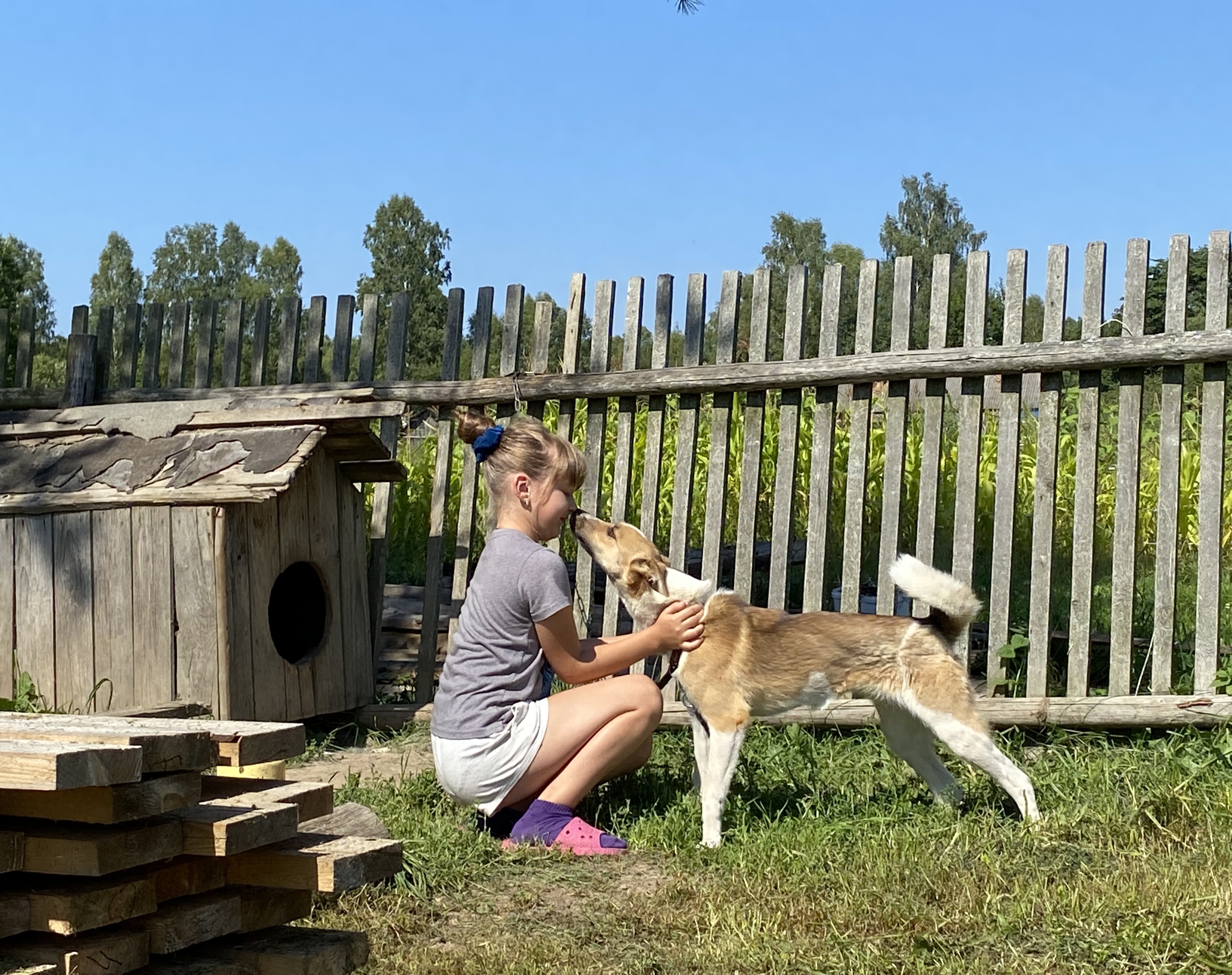 Забота», которая нужна людям. Активисты навестили с подарками семьи в  Ельнинском районе