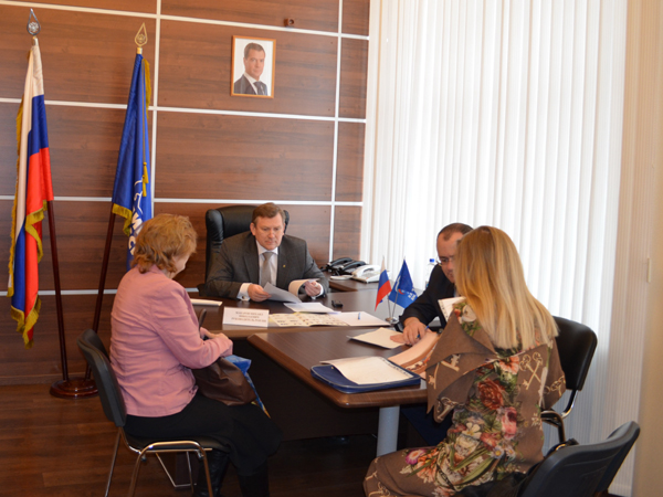 Руководитель региональной общественной приемной М.Н.Макаров ведет прием граждан.