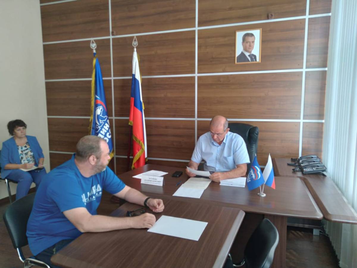 Председатель Пензенской городской Думы В.Б.Мутовкин ведет прием граждан.