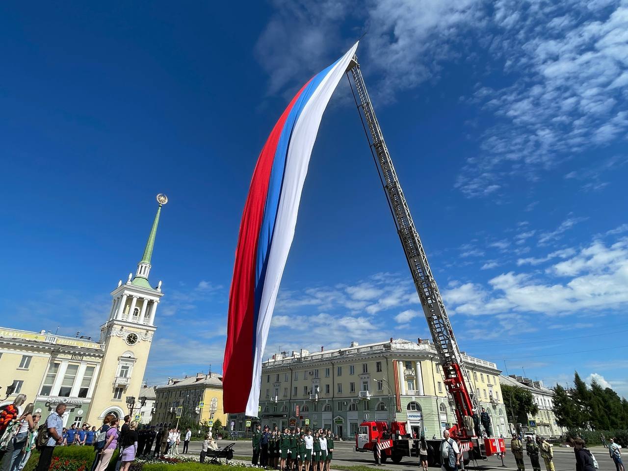 Флаг России подняли на 30-метровую высоту в Ангарске | 22.08.2023 | Новости  Иркутска - БезФормата