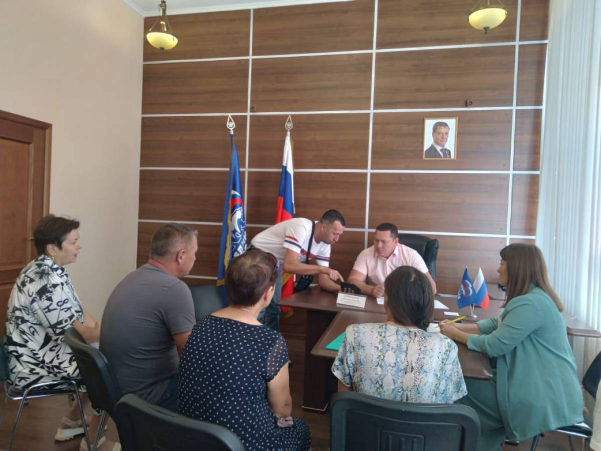 На приеме у депутата Законодательного Собрания Пензенской области 7 созыва Артема Спиридонова обсуждают вопрос ремонта дороги.