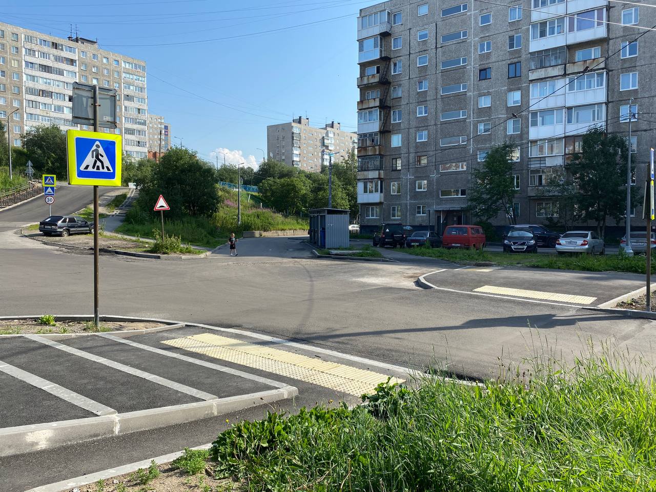 Мониторинговая группа проконтролировала ход дорожных работ в Мурманске. В ее составе – депутаты и представители исполнительной власти