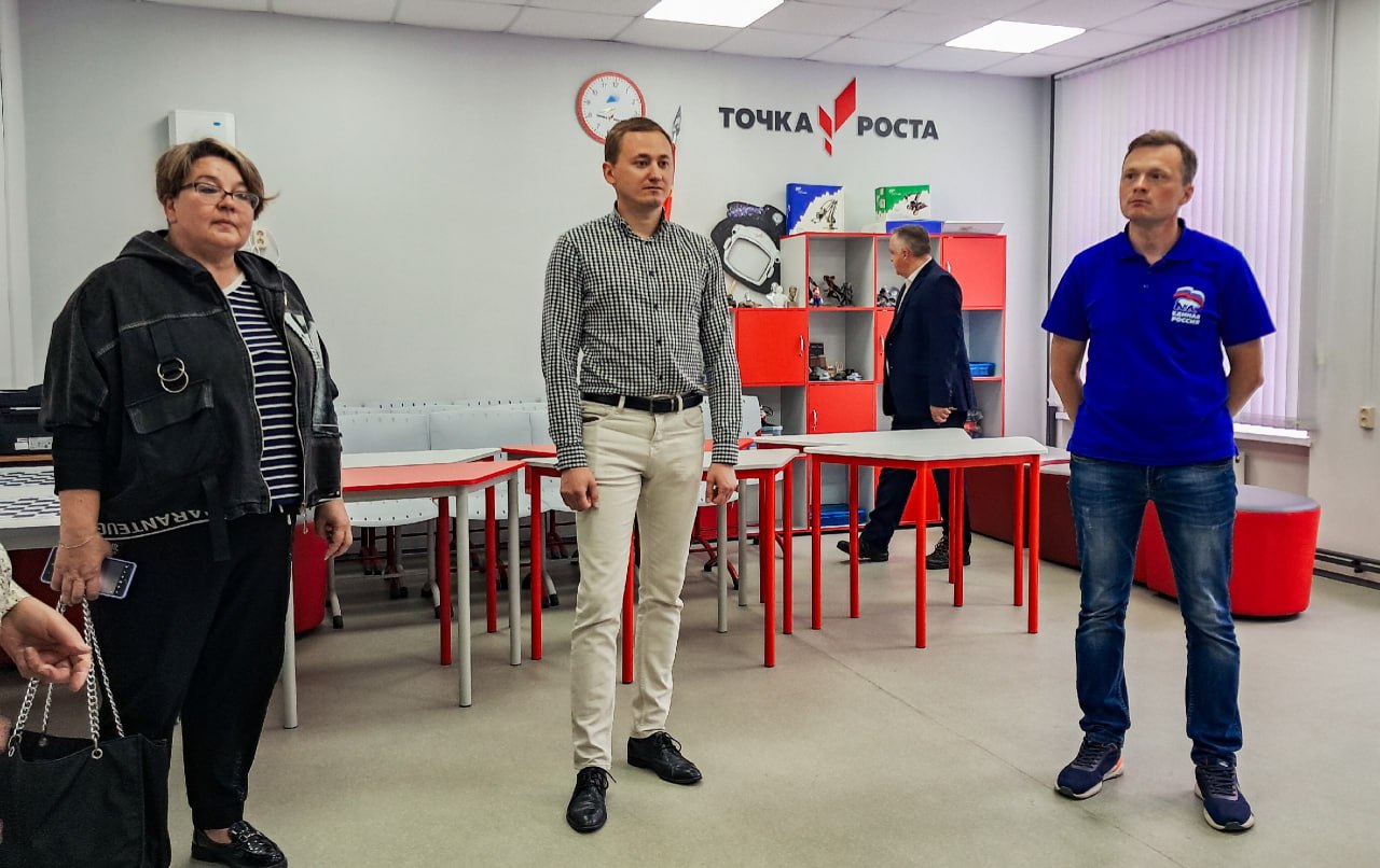 Кандалакшские партийцы проверили готовность школ школы № 19 к учебному году. Мониторинг организован в рамках «Родительской приемки»