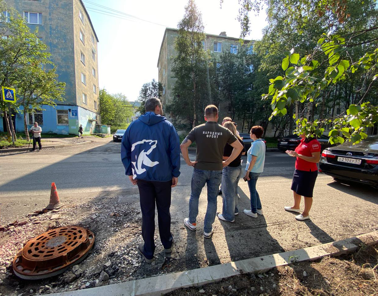 Мониторинговая группа проконтролировала ход дорожных работ в Мурманске. В ее составе – депутаты и представители исполнительной власти