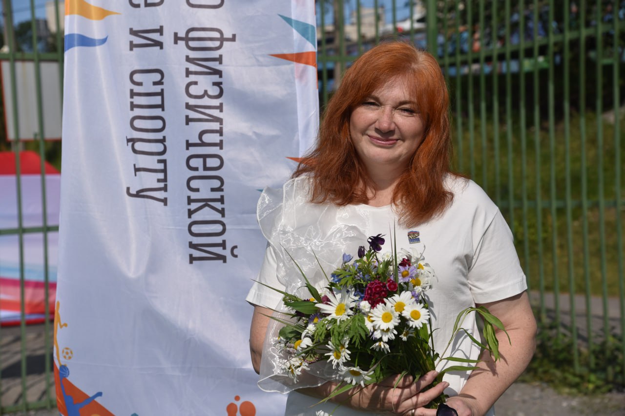 ЕР организовала в Мурманске соседскую зарядку в рамках проекта «Школа ЖКХ» в День физкультурника на спортивной площадке по улице Капитана Маклакова, 10