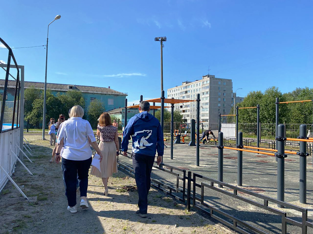 В Мурманске «партийный десант» проверяет готовность школы № 20 к учебному году. Мониторинг проводится в рамках народной программы и акции «Родительская приёмка»