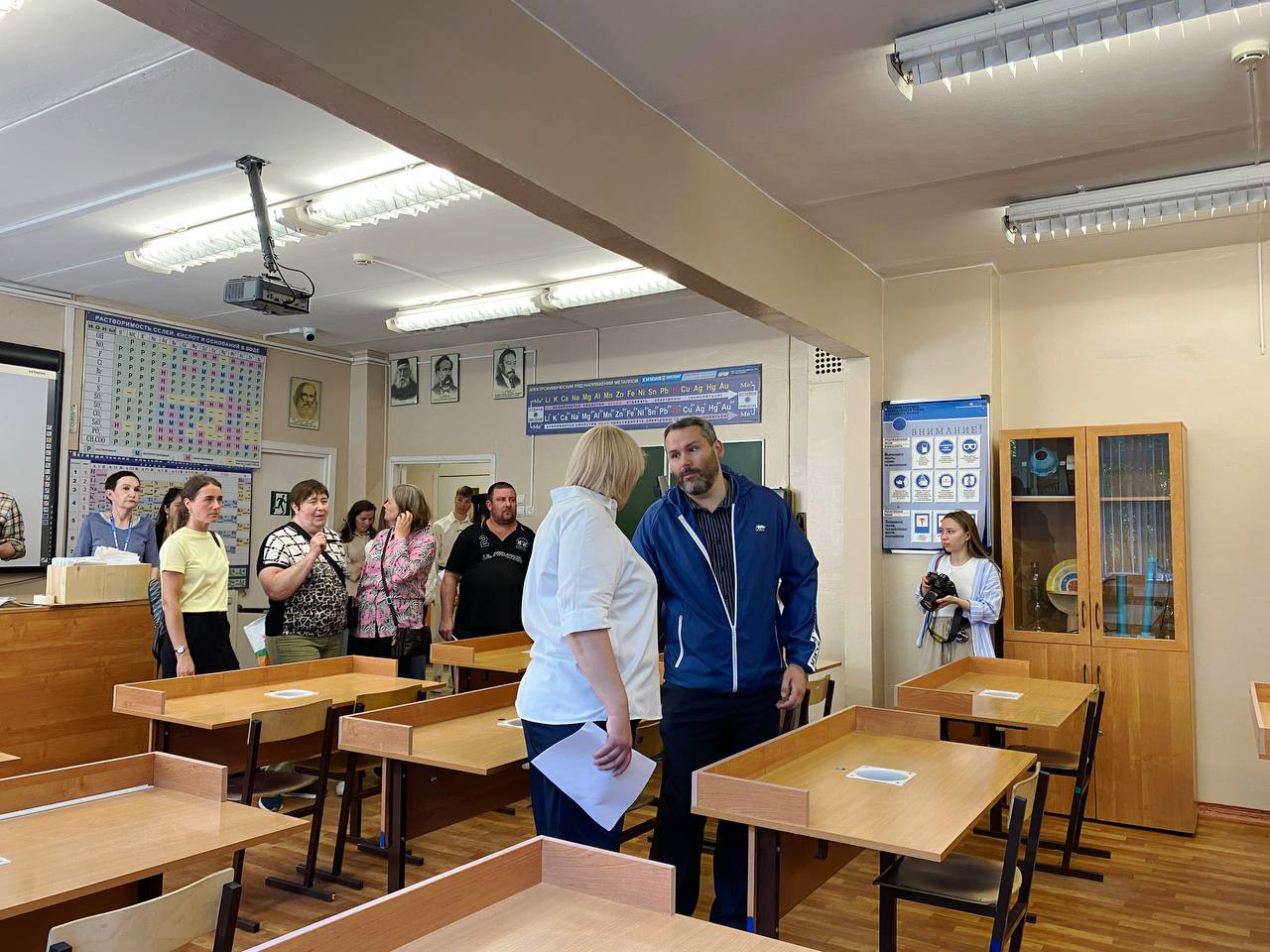 В Мурманске «партийный десант» проверяет готовность школы № 20 к учебному году. Мониторинг проводится в рамках народной программы и акции «Родительская приёмка»