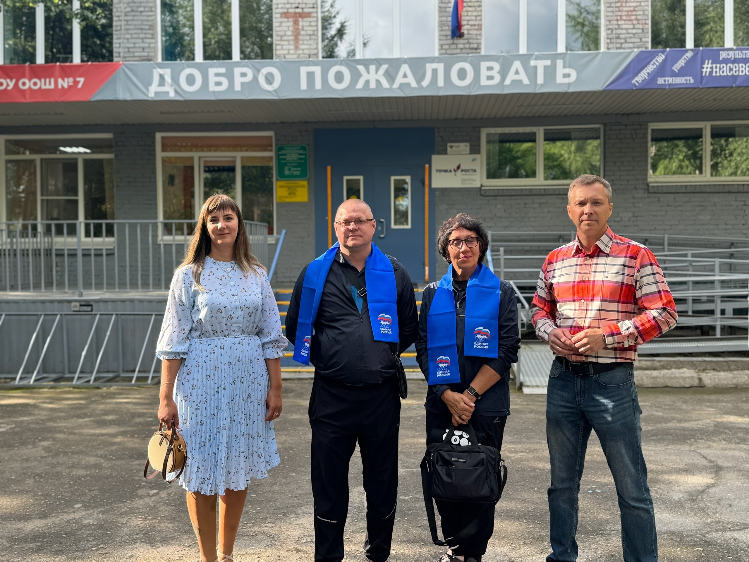 В Оленегорске участниками родительской приемки школ стали единороссы Ирина Московникова, Максим Сазонов, Елена Семёнова, сторонник партии Роман Соболев, родители учеников школ № 4 и 21 Евгений Хряпин и Светлана Верещагина, а также представители администрации школ