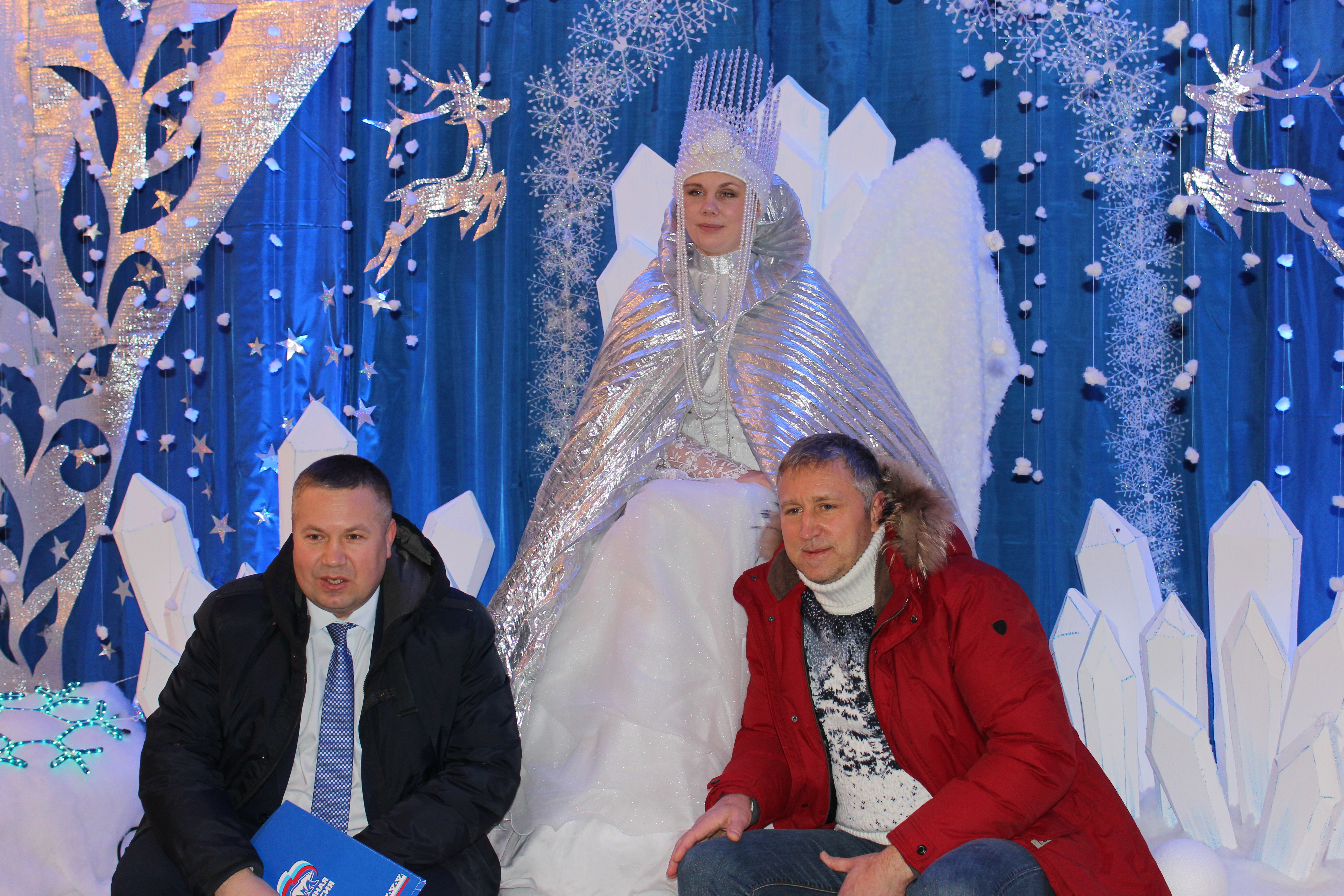 Сенатор Денис Гусев (слева) и губернатор НАО Юрий Бездудный приехали на День матери в Тельвиску