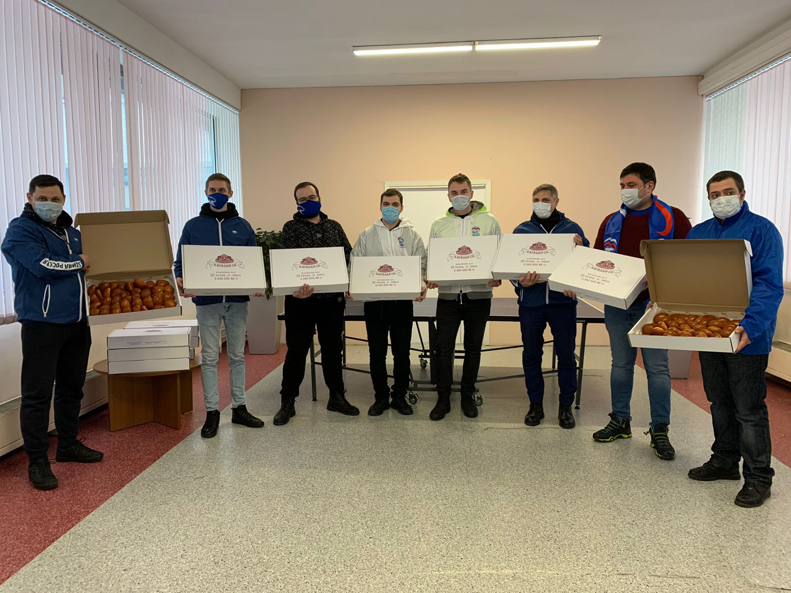 Единороссы поздравили с наступающим Новым годом коллектив инфекционной клинической больницы № 2