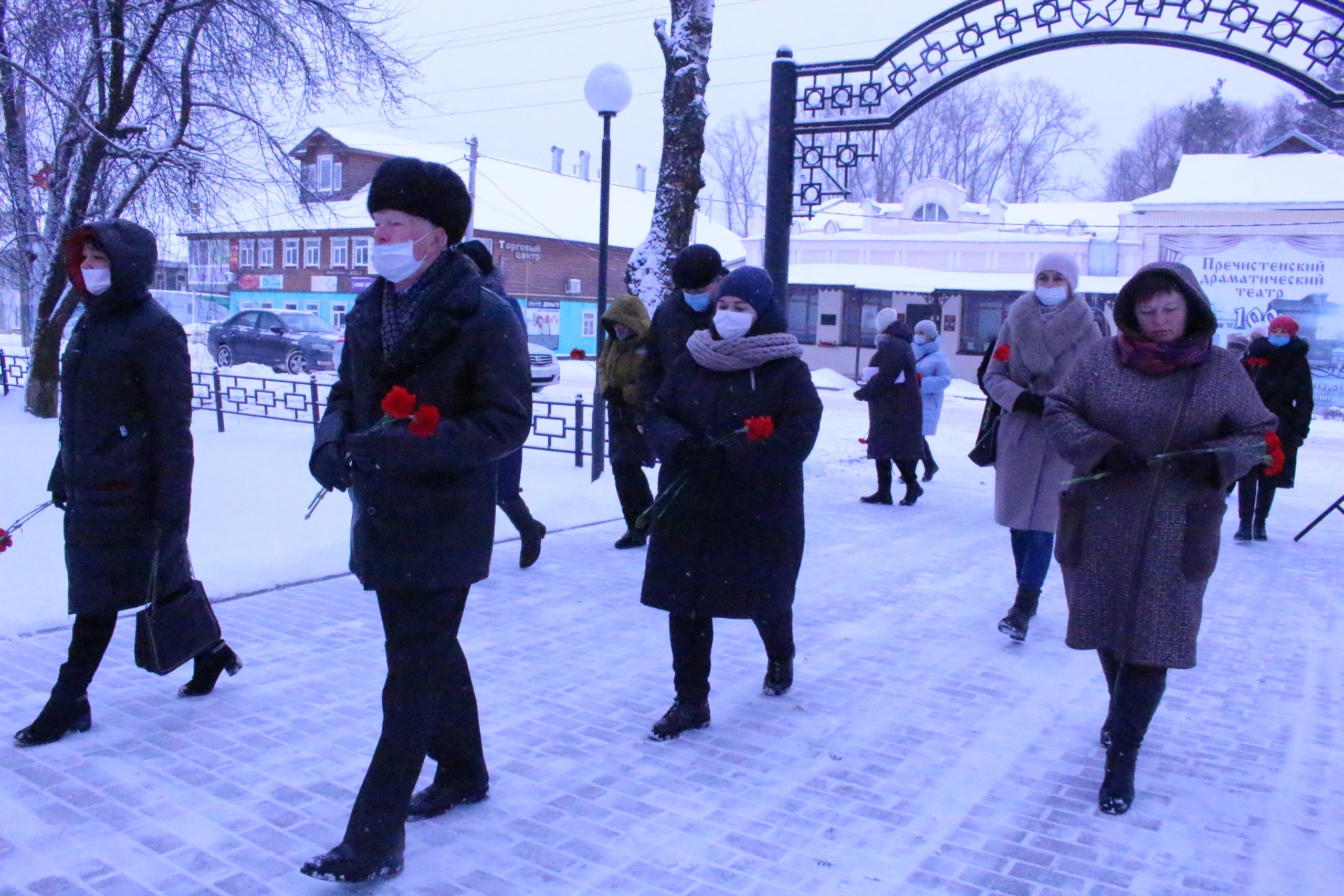 Активисты Первомайского местного отделения партии «Единая Россия» возлагают цветы в День неизвестного солдата