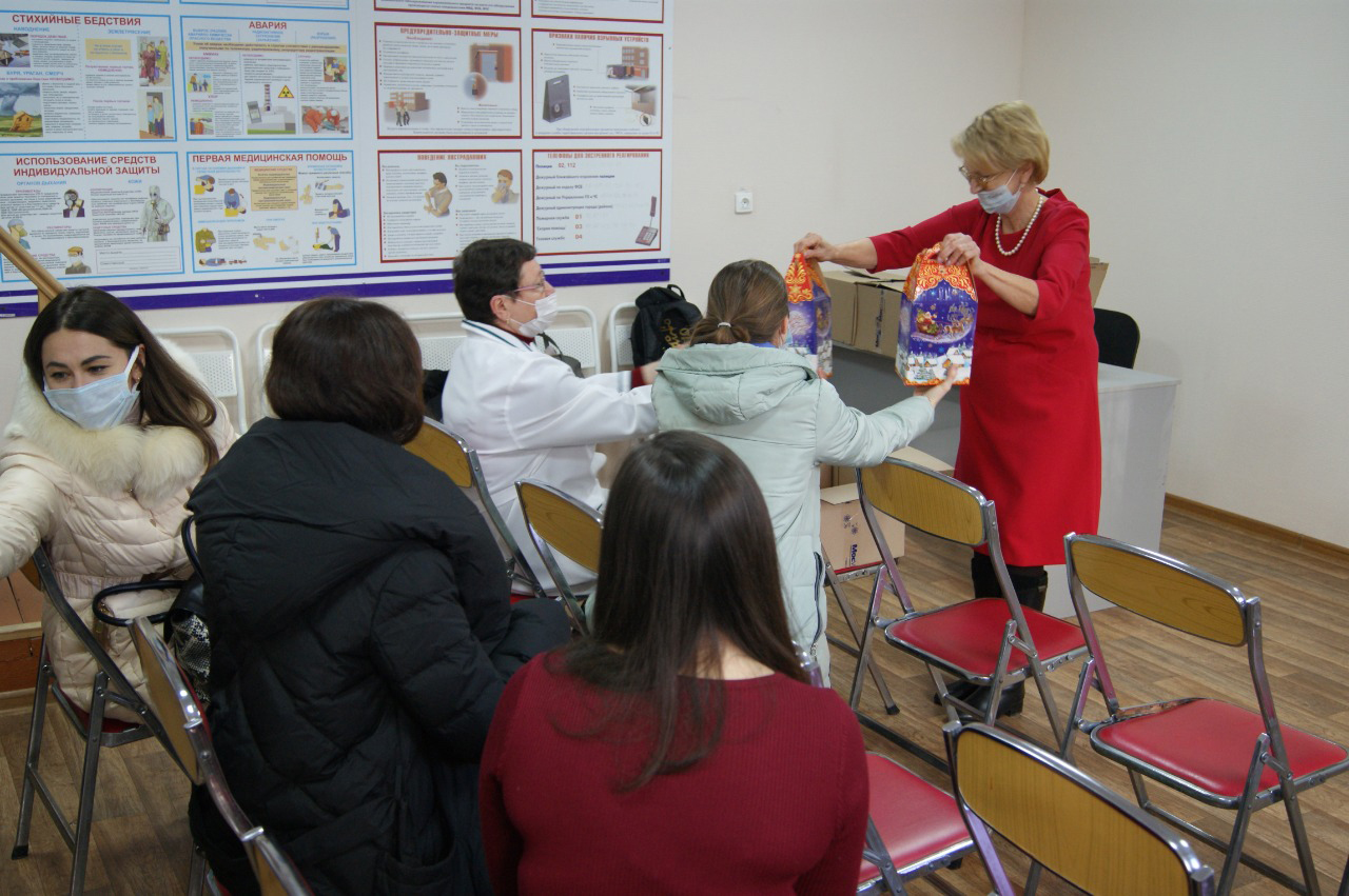 В Волгограде активисты «Единой России» поздравили детей медработников с Новым годом