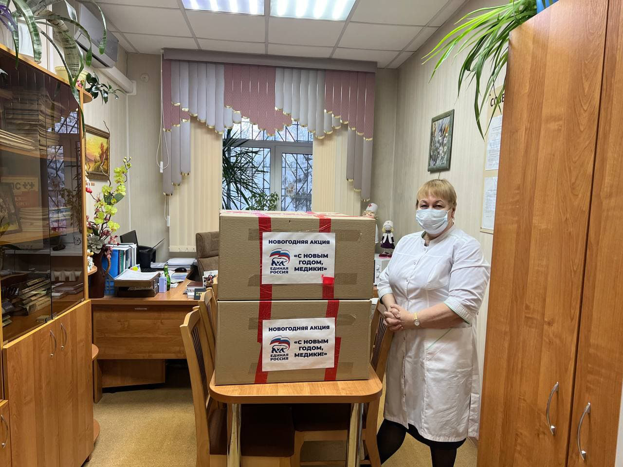 В Кирове «Единая Россия» передала медикам угощения к чаю