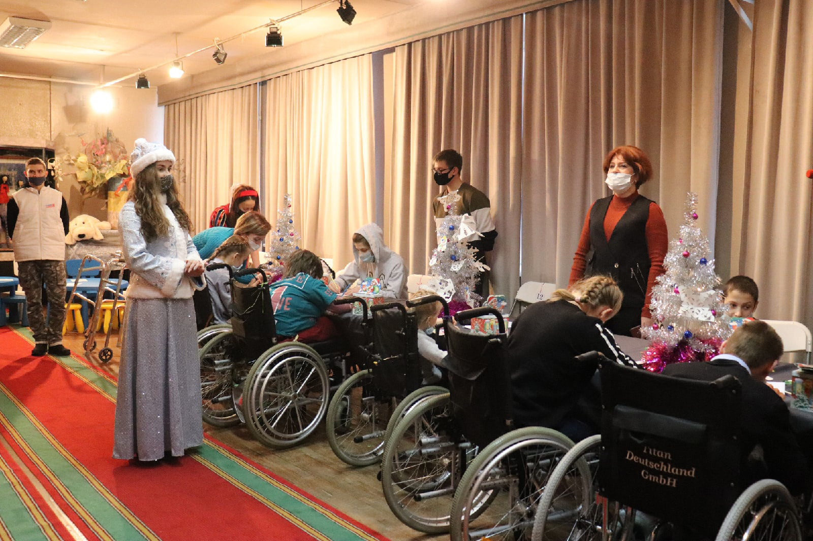 Воспитанникам Болховского дома-интерната подарили новогоднюю сказку