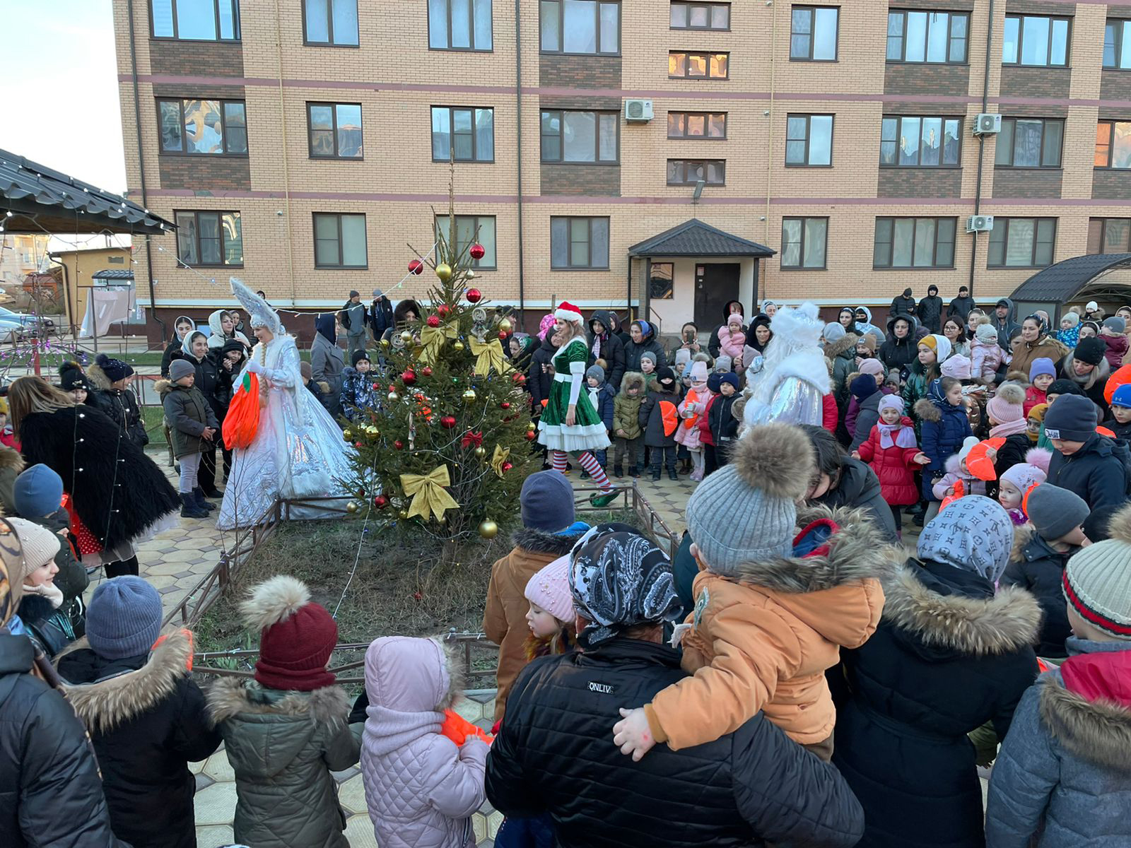 В Дагестане организовали акцию «Новый год во дворе»