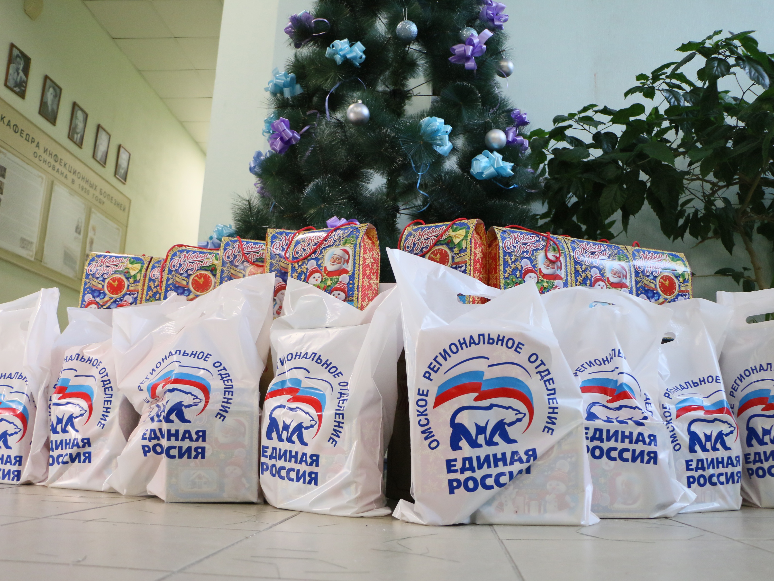 В Омске детям медработников из «красных зон» передадут более 500 сладких подарков
