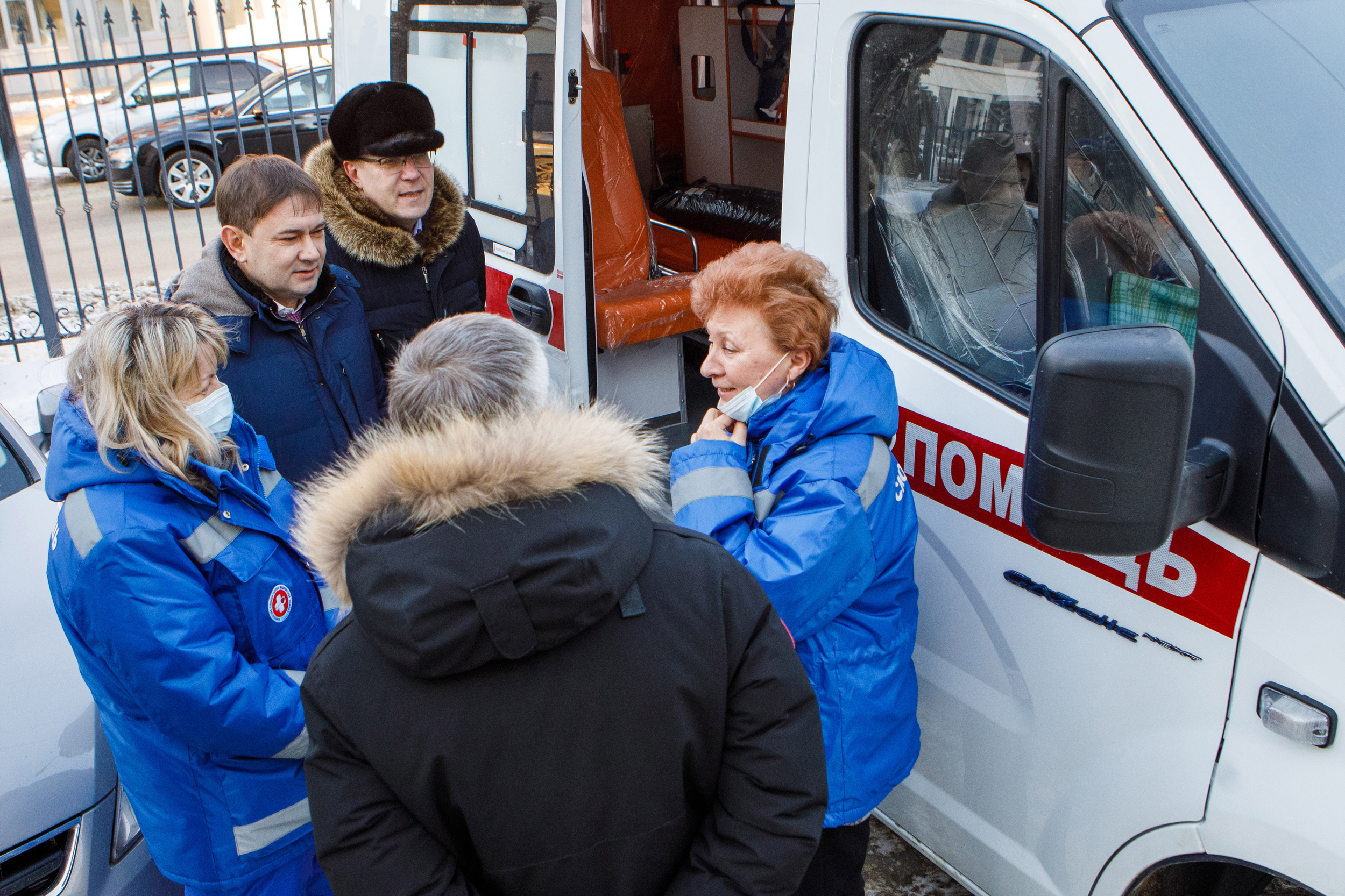 Воронежским медикам вручили ключи от новых карет скорой медицинской помощи