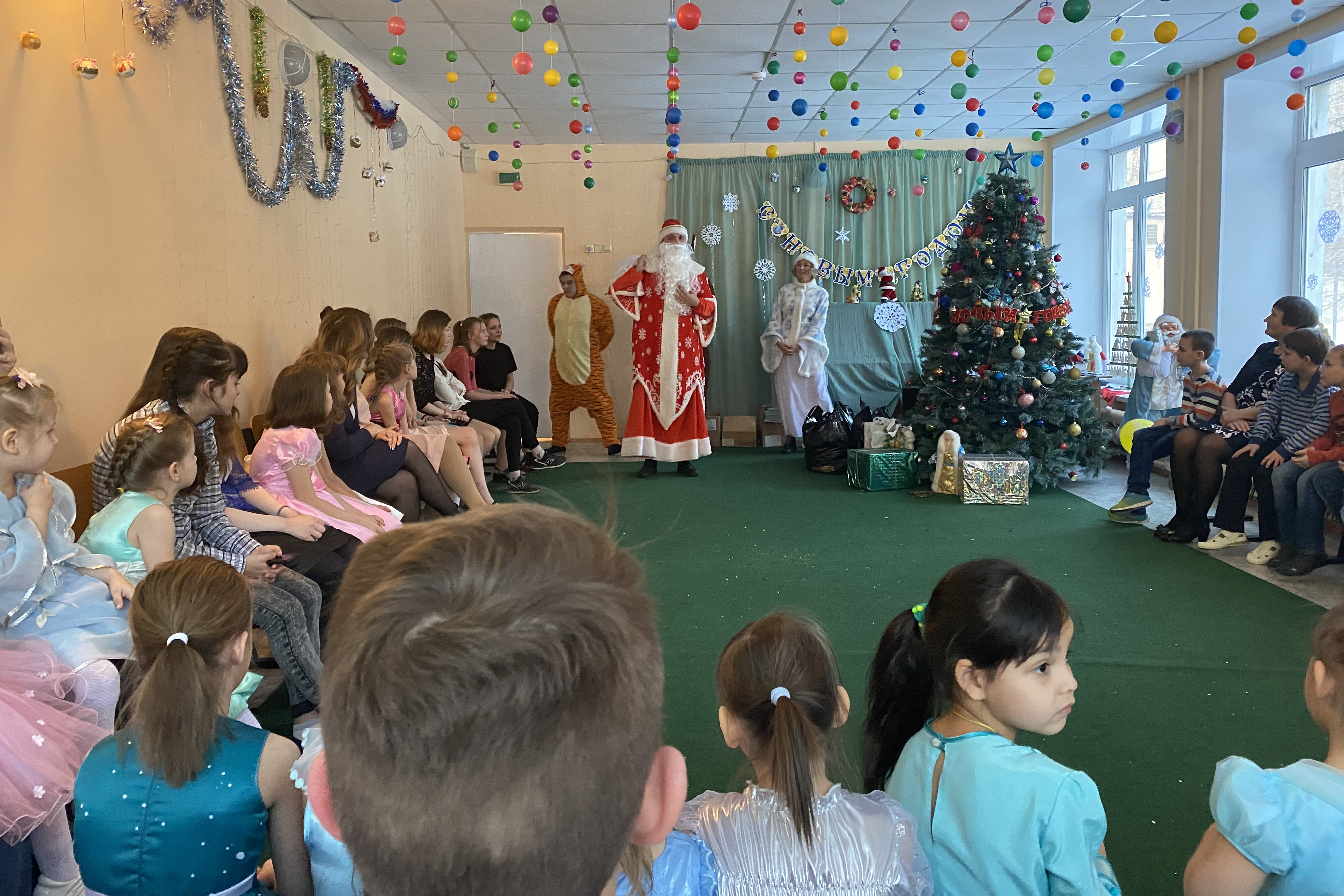 Кристина Кулешова совместно с волонтерами организовали новогодний праздник для детей из Воронежского социального приюта
