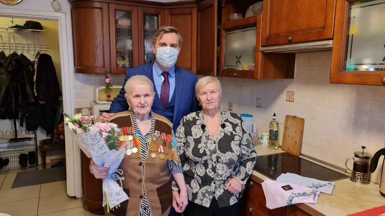 Алексей Додатко поздравил ветерана с Новым годом