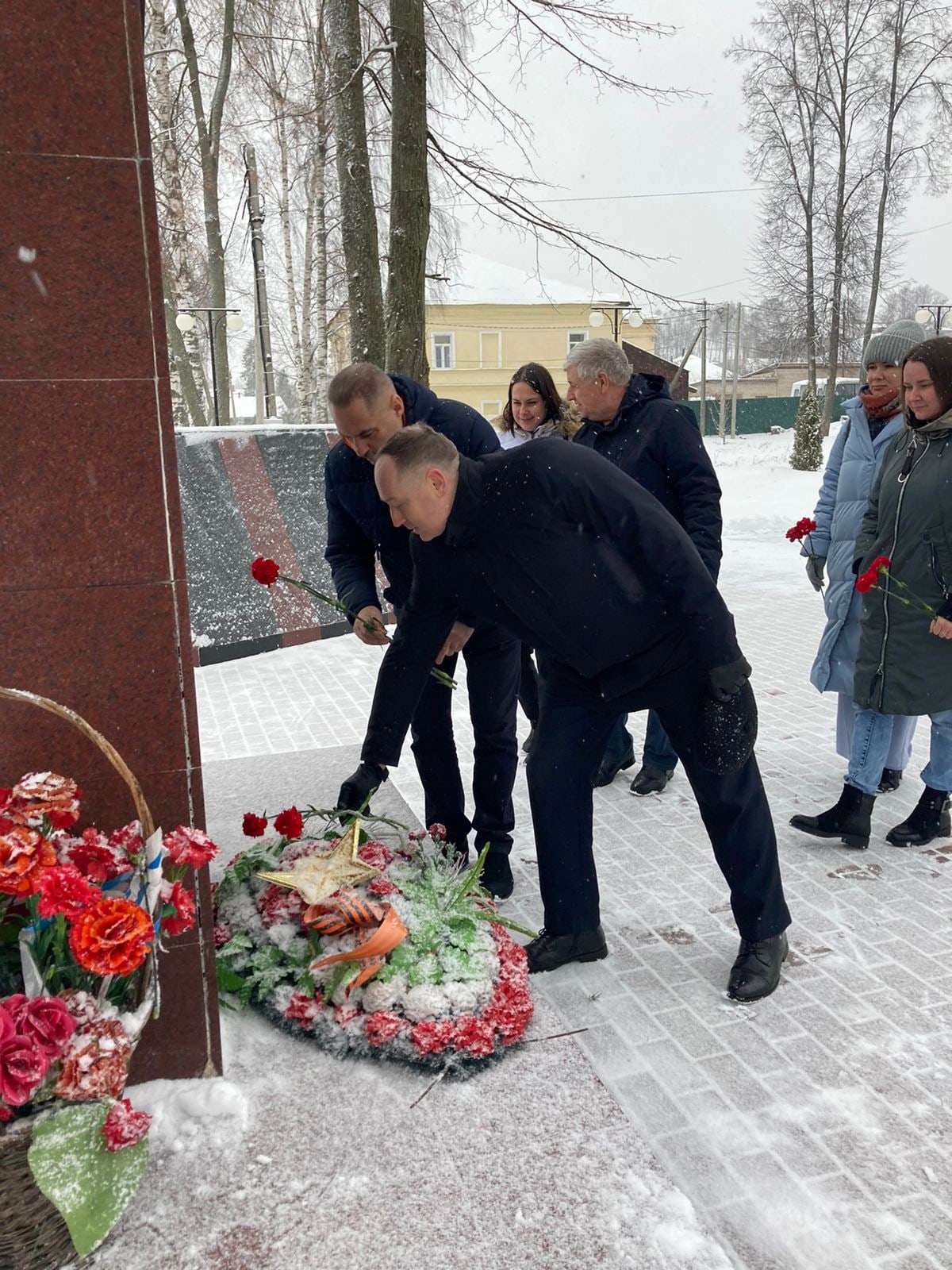 Активисты Некрасовского местного отделения партии «Единая Россия» возлагают цветы в День неизвестного солдата