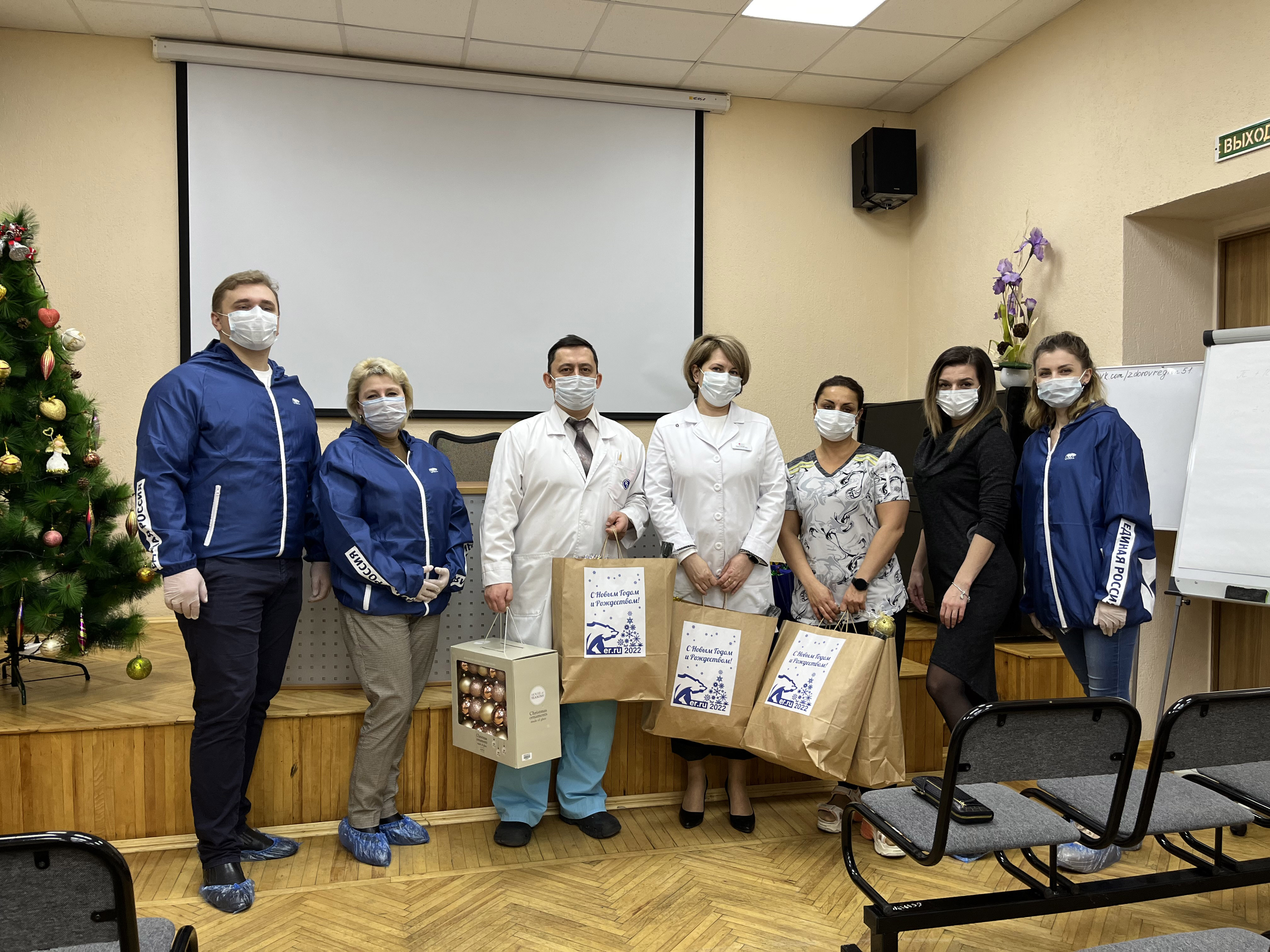 Активисты «Единой России» помогли украсить ковидное отделение мурманской больницы