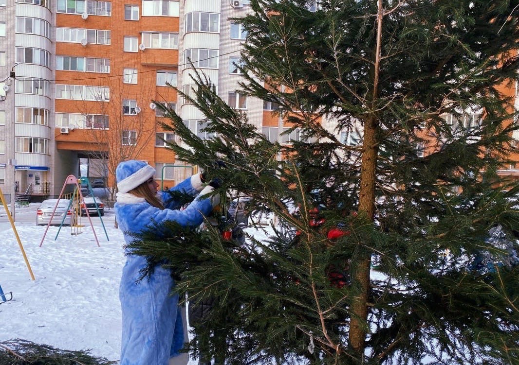 Добровольцы Волонтерского центра установили новогоднюю ель во дворе дома,  где проживают ветераны и участники войны