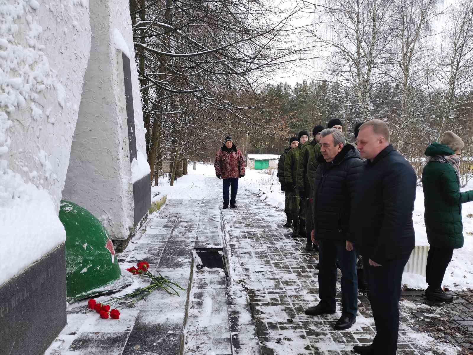 Николай Бирук совместно с активистами Гаврилов- Ямского местного отделения партии «Единая Россия» возлагает цветы в День неизвестного солдата