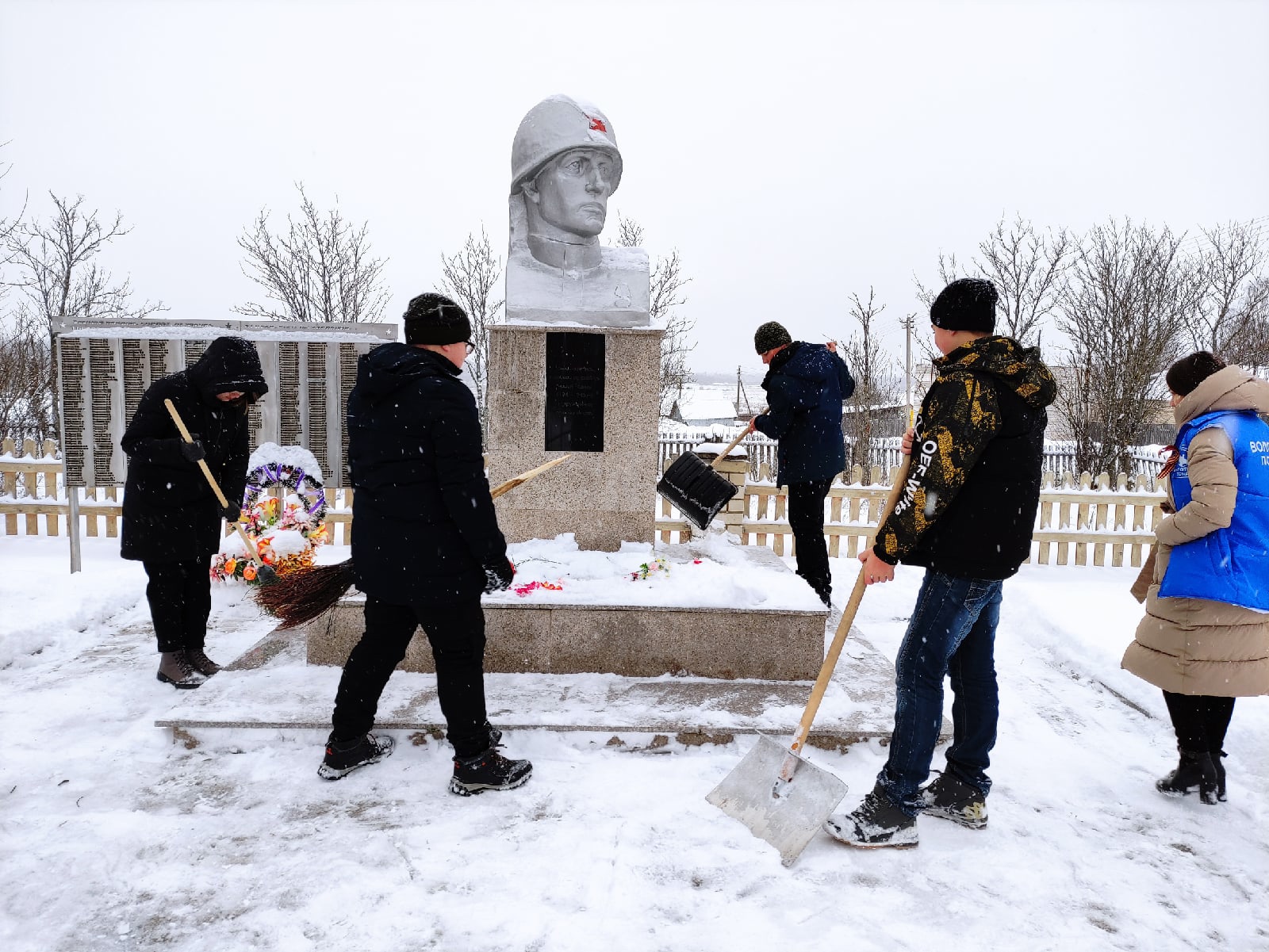 Активисты Первомайского местного отделения «Единой России» совместно с Волонтерами Победы и старшеклассниками очистили от снега территорию около воинского мемориала