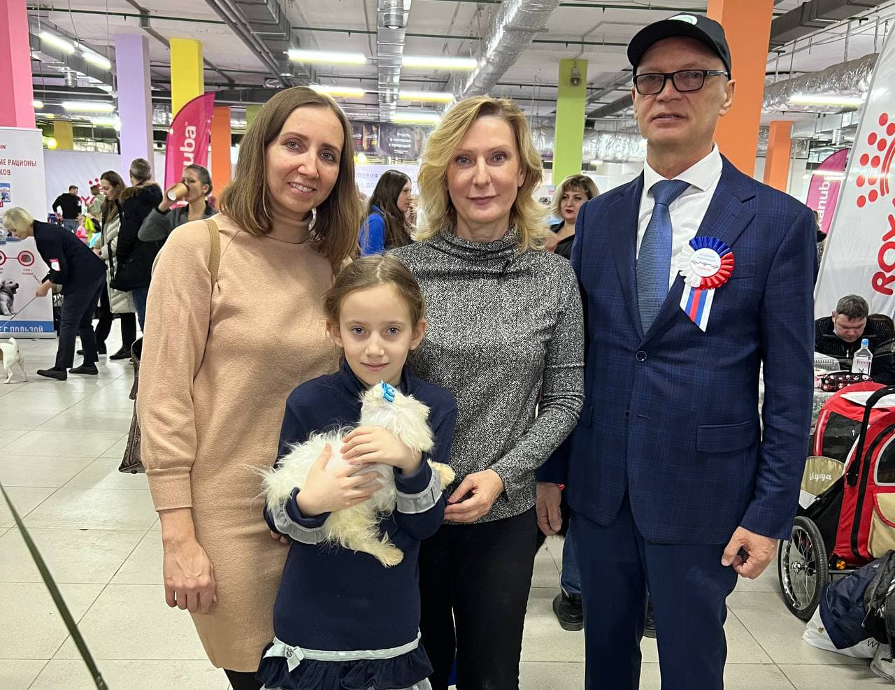 В рамках акции «Елка желаний» сенатор РФ Инна Святенко исполнила мечту семилетней Лены из многодетной семьи и подарила собаку