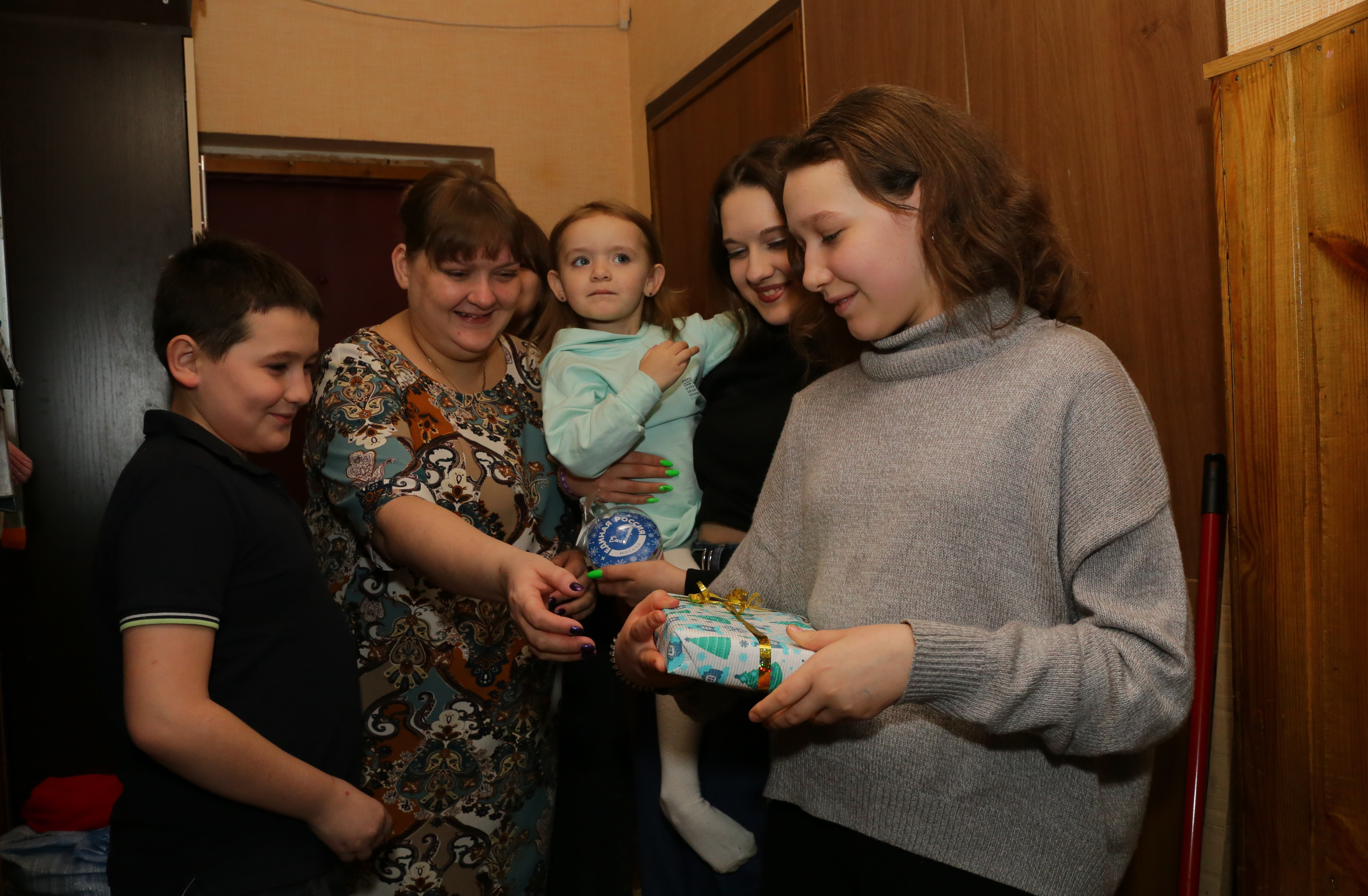 В рамках акции «Ёлка желаний» Алексей Челышев исполнил новогодние желаниях двух семей из Южного округа Москвы