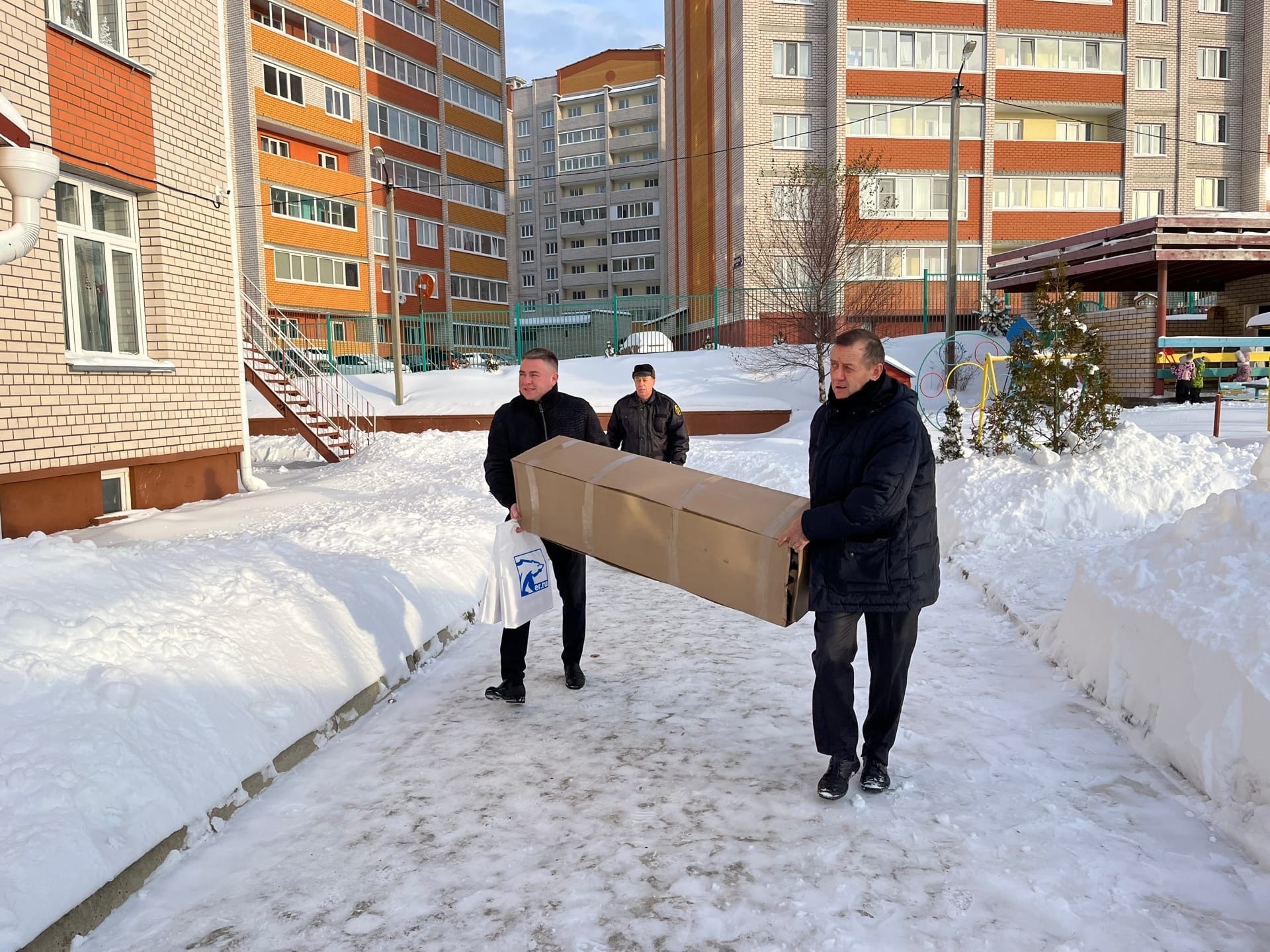 Новогодние праздники для детей, помощь школам и домам культуры - депутаты  облдумы от «Единой России» работают в округах | 22.12.2022 | Смоленск -  БезФормата