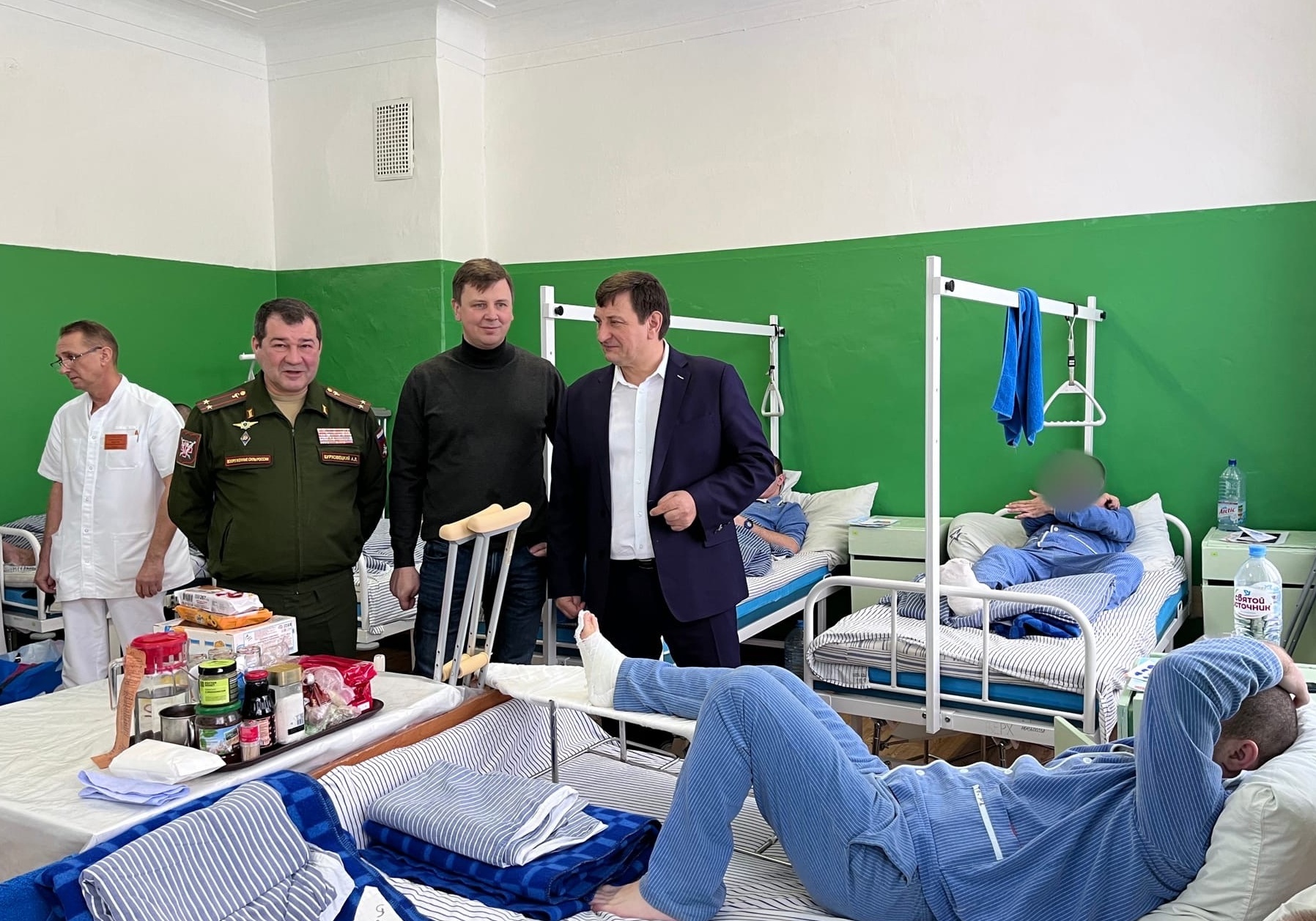 Военный госпиталь отзывы. Военный госпиталь Смоленск. Раненые военные РФ В госпитале. Раненый солдат в госпитале. Раненые в военном госпитале.