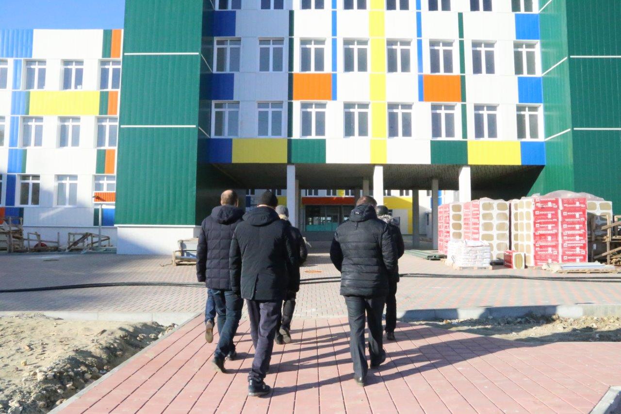 В Волгограде проверили строительство школы-тысячника