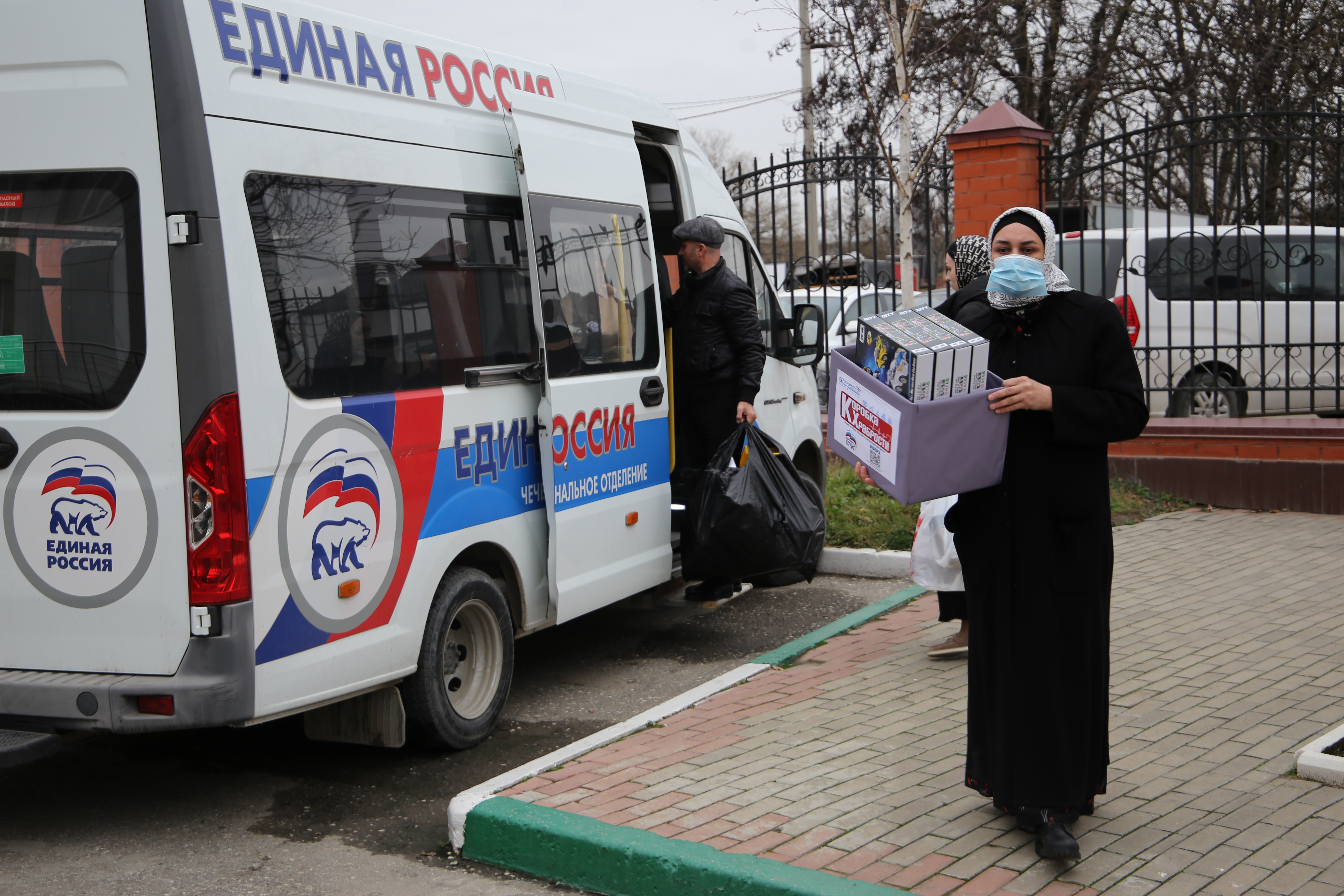 В Грозном Сторонники «Единой России» передали игрушки пациентам детской  больницы