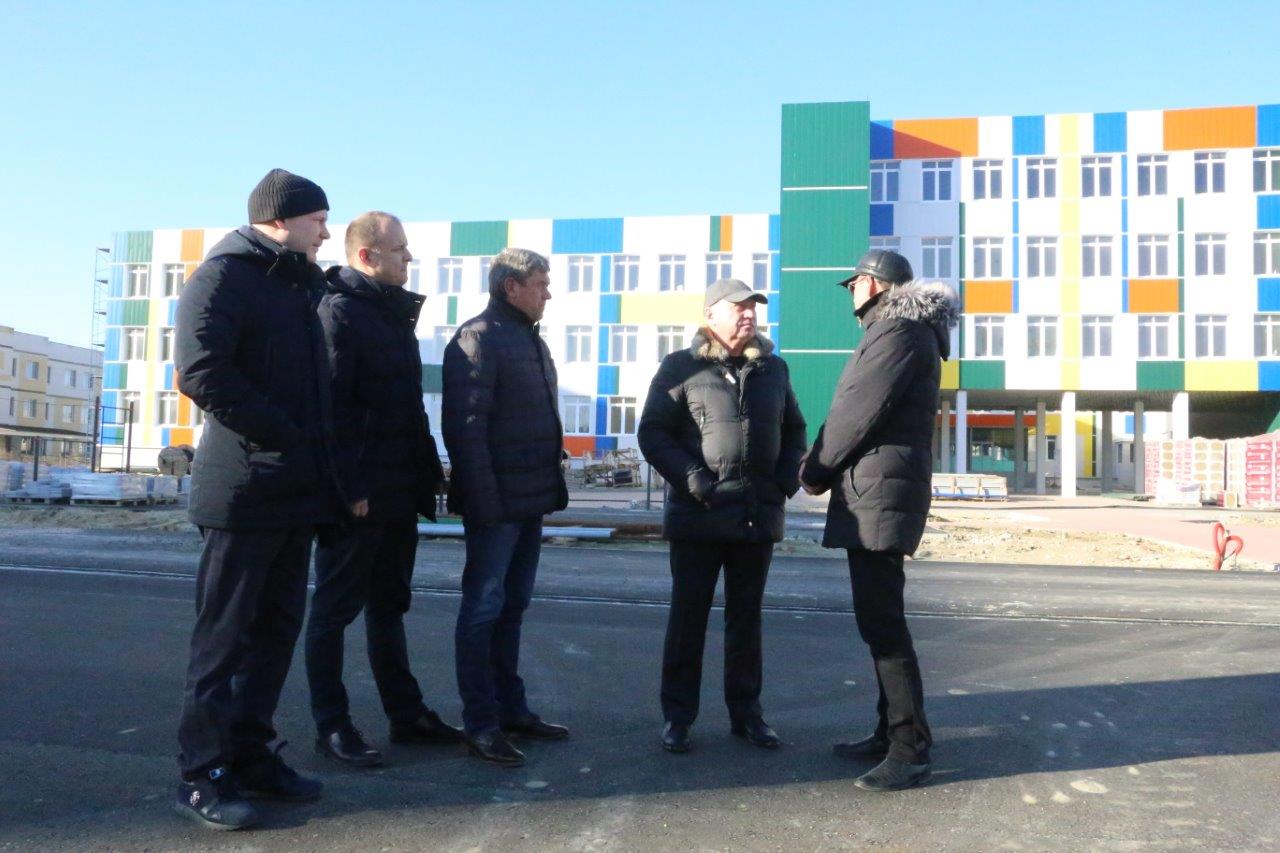 В Волгограде проверили строительство школы-тысячника