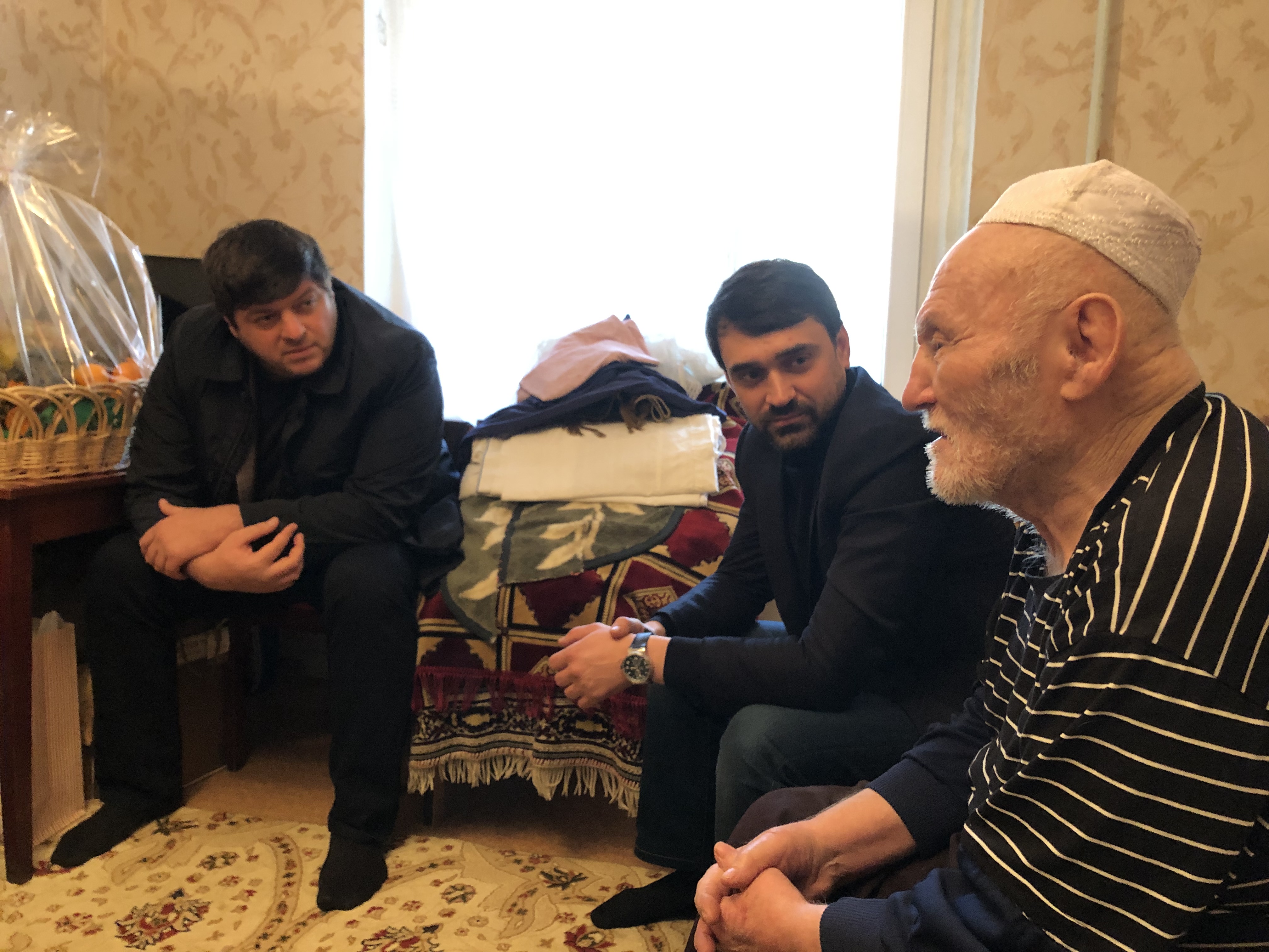 Заур Расулов поздравил ветерана Мусу Багаудинова с наступающим праздником