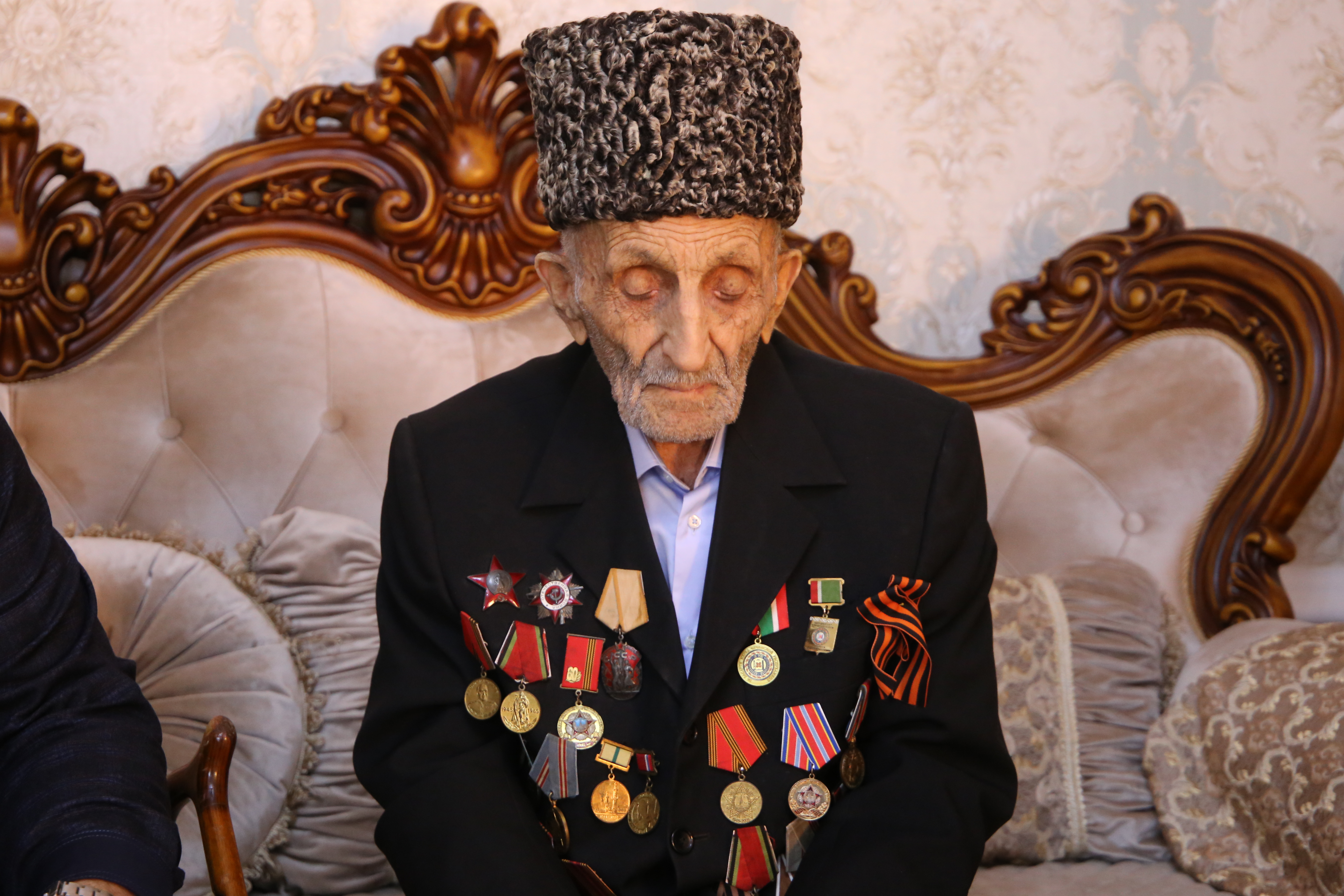 «Единая Россия» в Чеченской Республике поздравила участника Великой Отечественной войны с Новым годом
