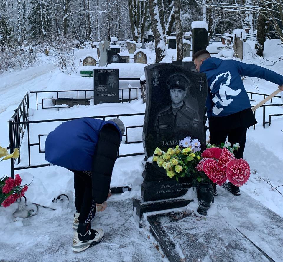 Снежная могила. Могила в снегу. Зимняя композиция на могилу на снег. Детская могила в снегу.