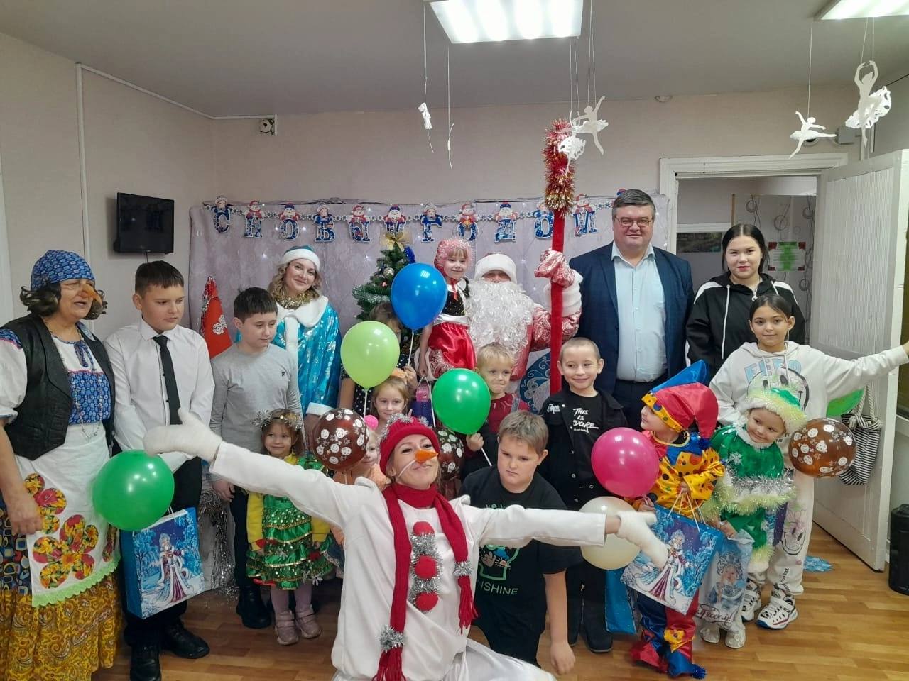 Партийцы Ермаковского района проводят праздничные новогодние мероприятия