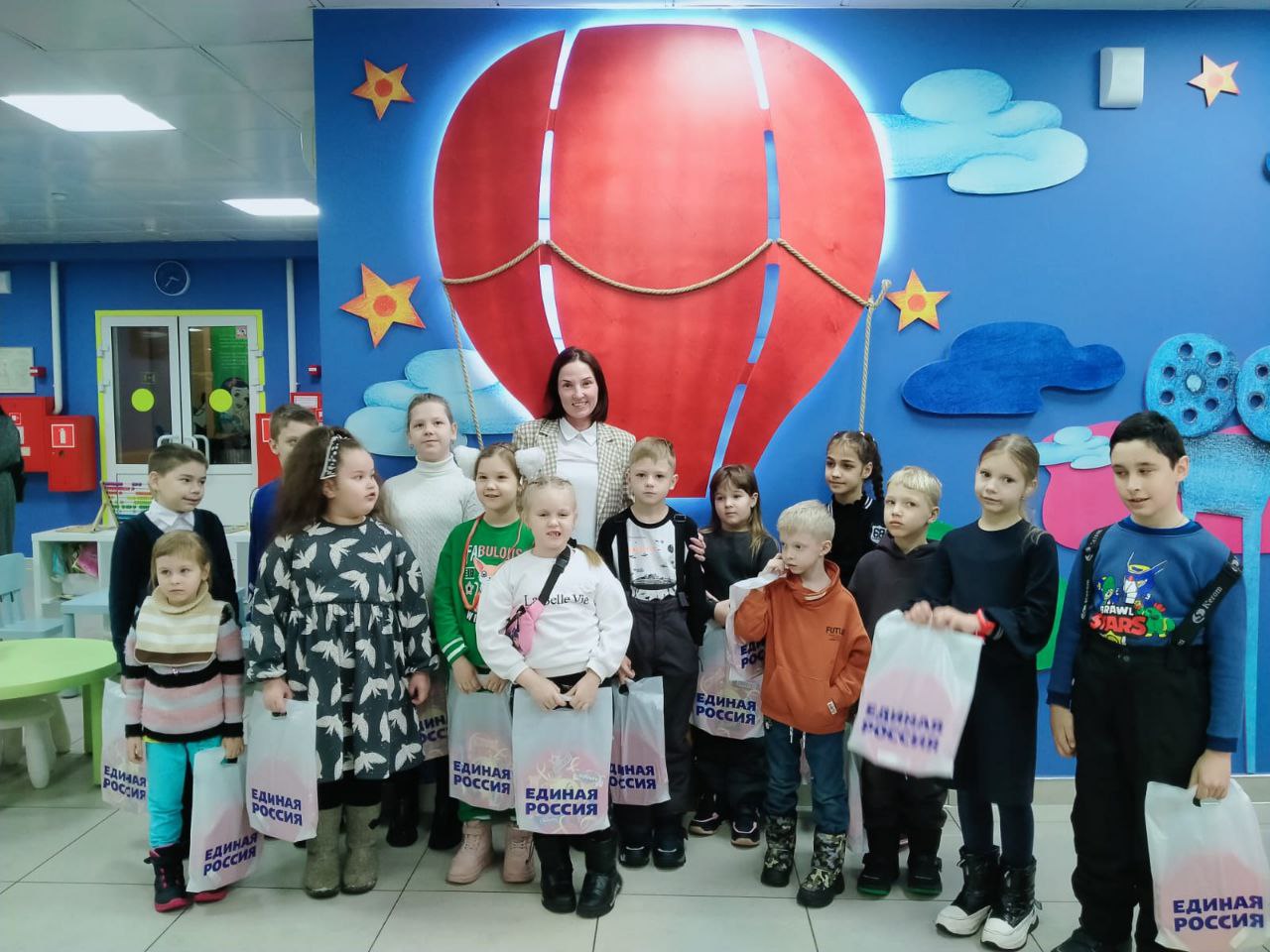 Партийцы Ленинского района Красноярска подарили ребятам с ОВЗ сладкие наборы