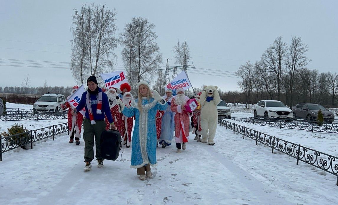 Активисты МГЕР провели ежегодный автопробег Дедов Морозов и Снегурочек